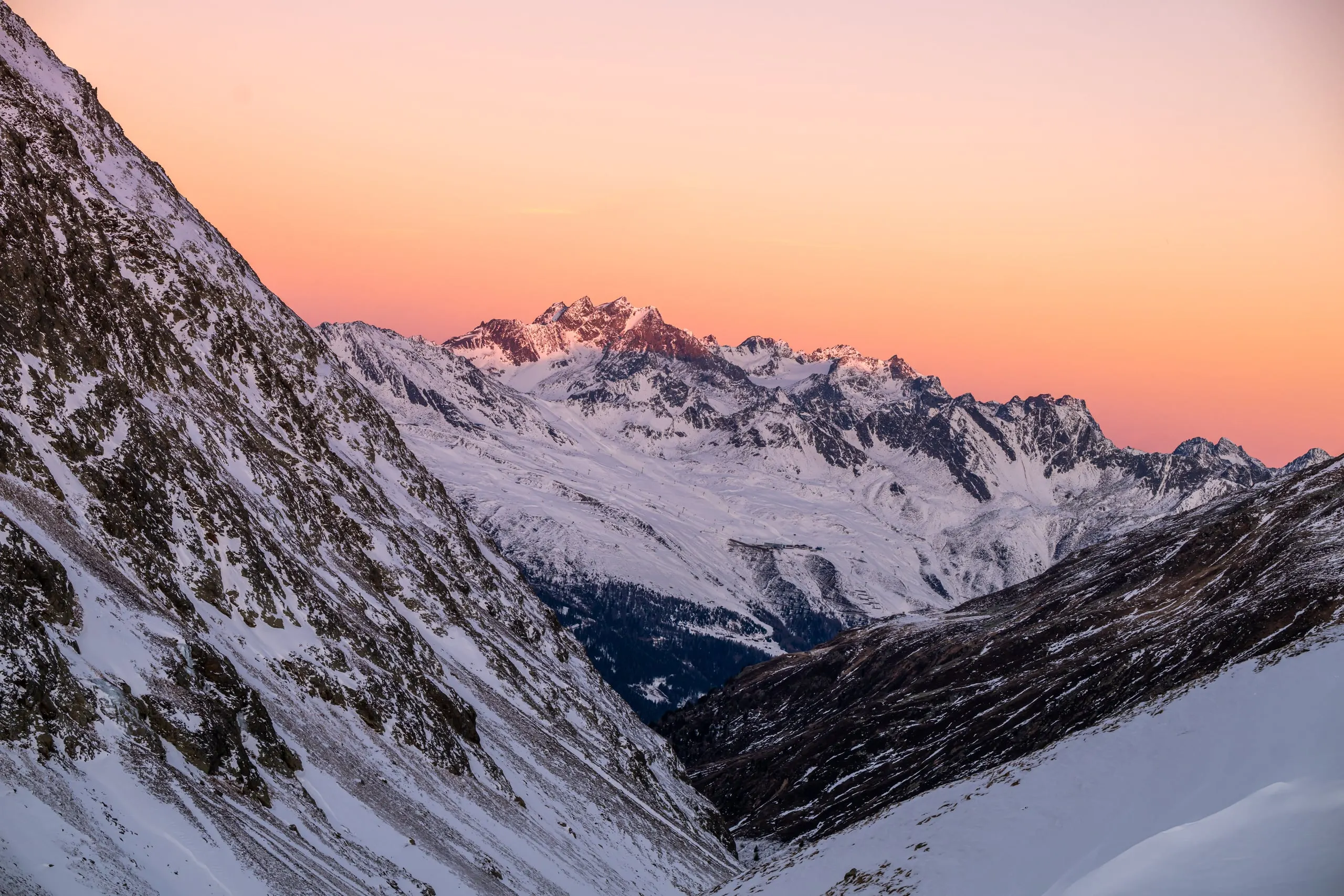 Verschneites Tal in der Abenddämmerung
