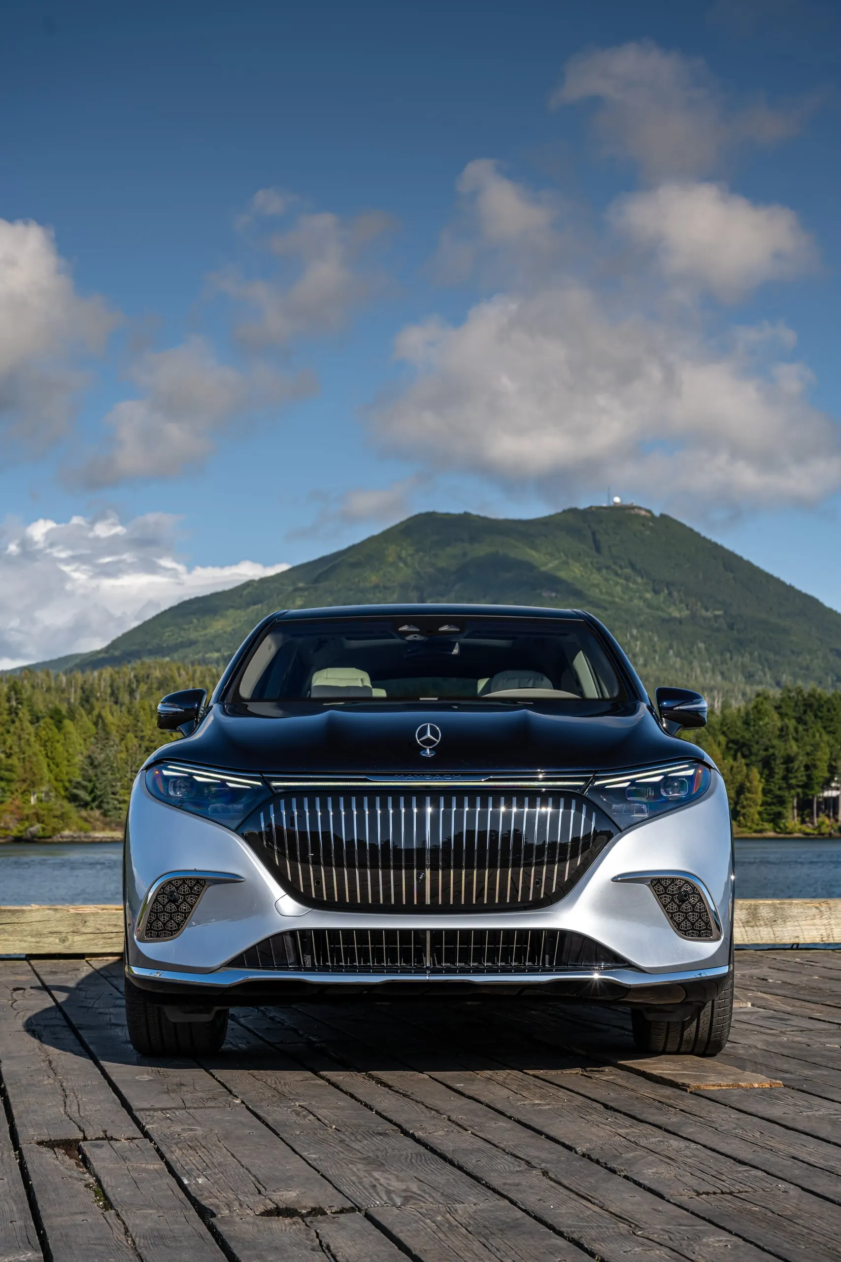 Maybach EQS SUV frontal vor einem Berg