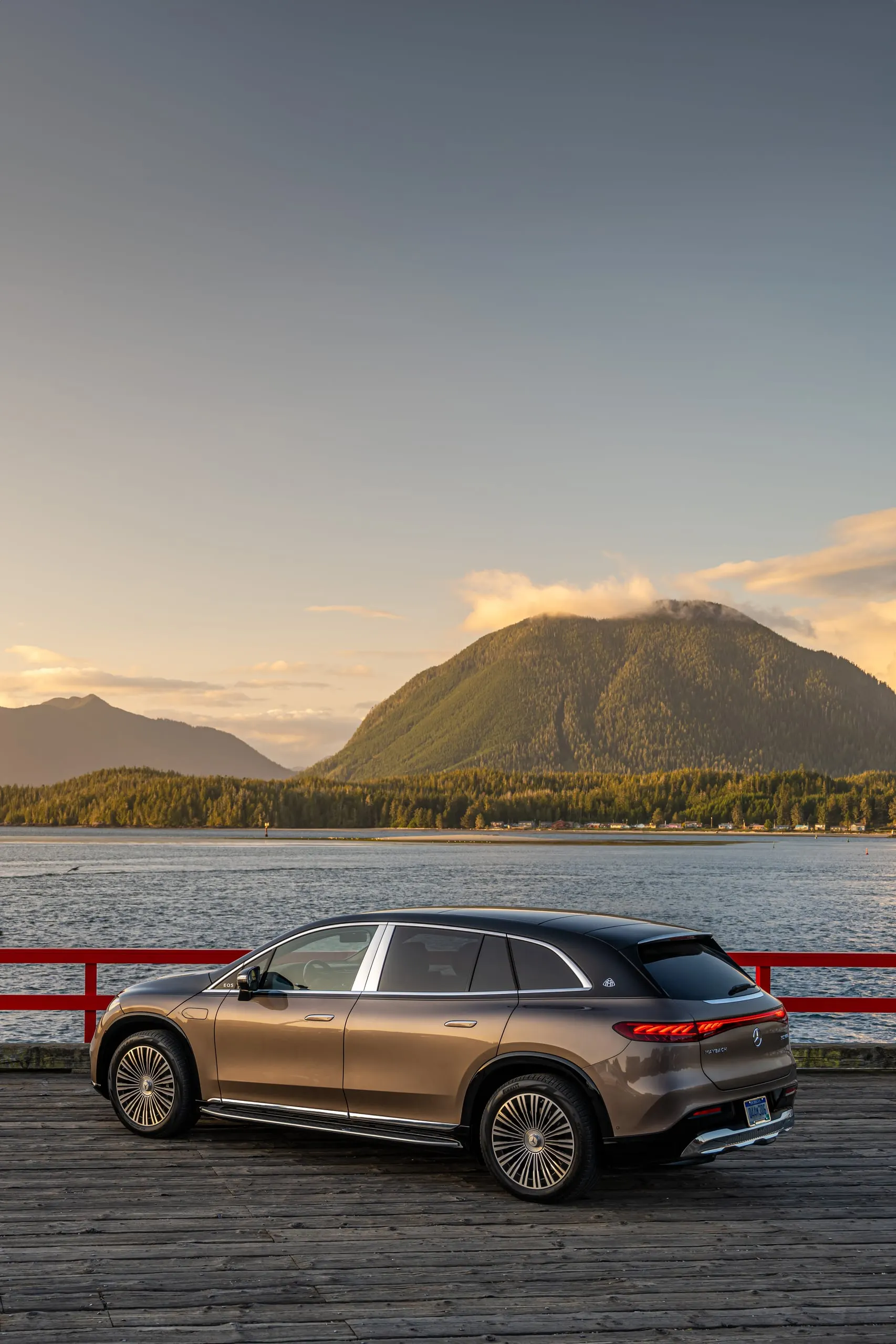 Maybach EQS SUV auf einem Steg, Hochformat