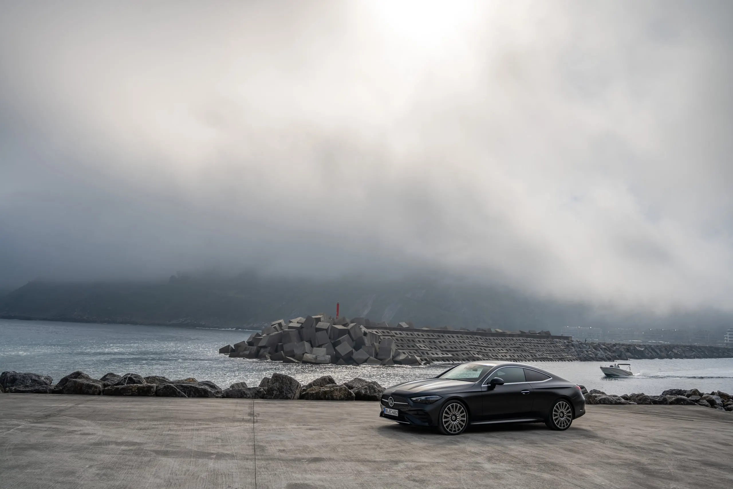 CLE Coupé am Meer unter tiefen Wolken