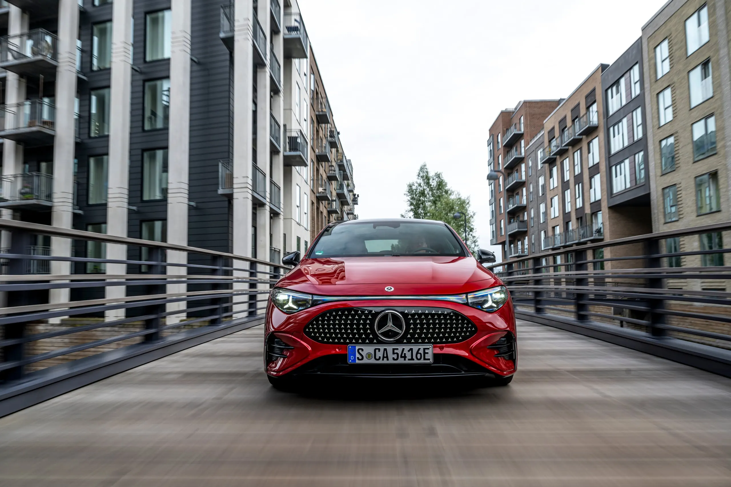 Roter CLA frontal zwischen modernen Gebäuden