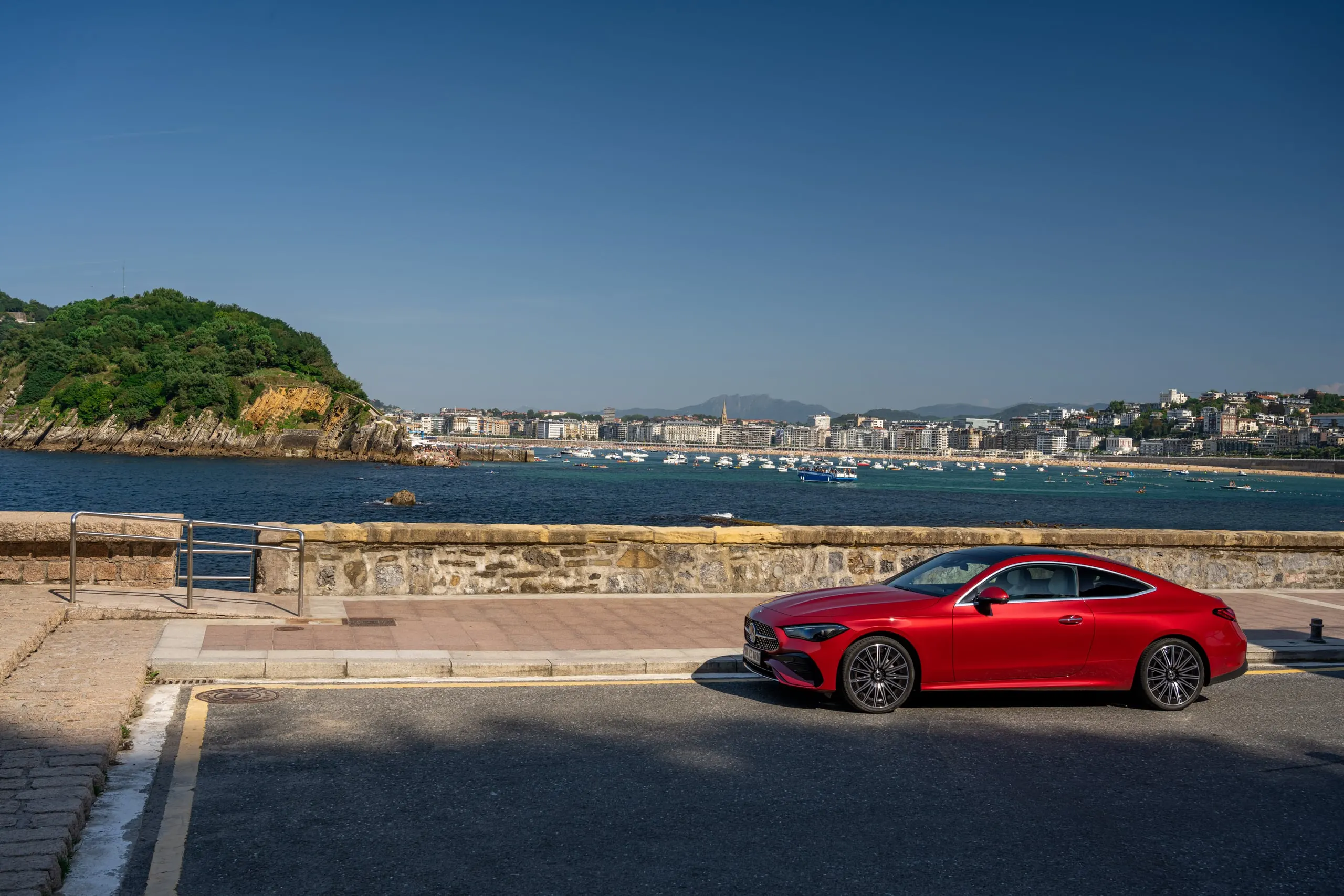 Rotes CLE Coupé an der Bucht von San Sebastián