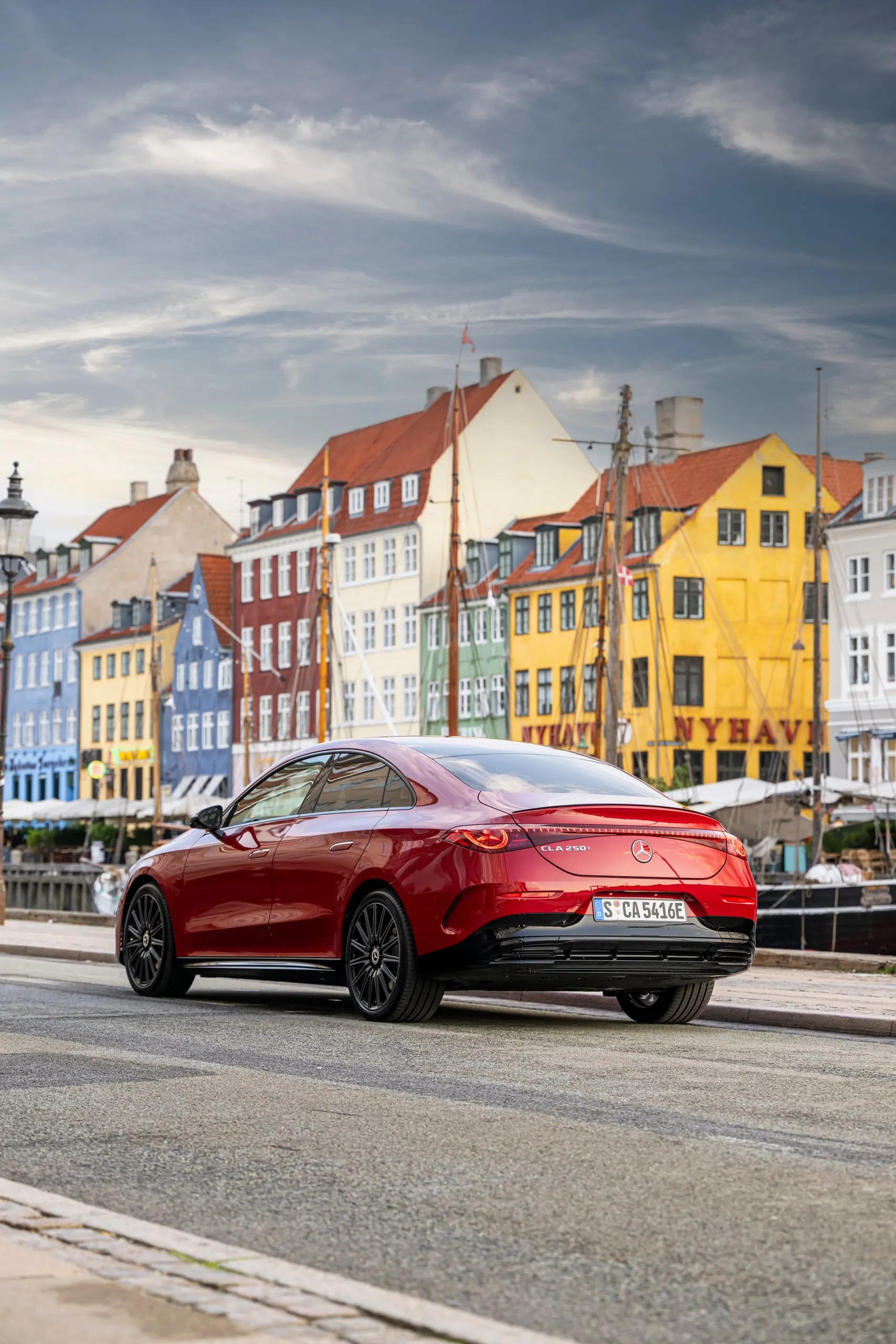 Roter CLA vor bunten Häusern, Hochformat
