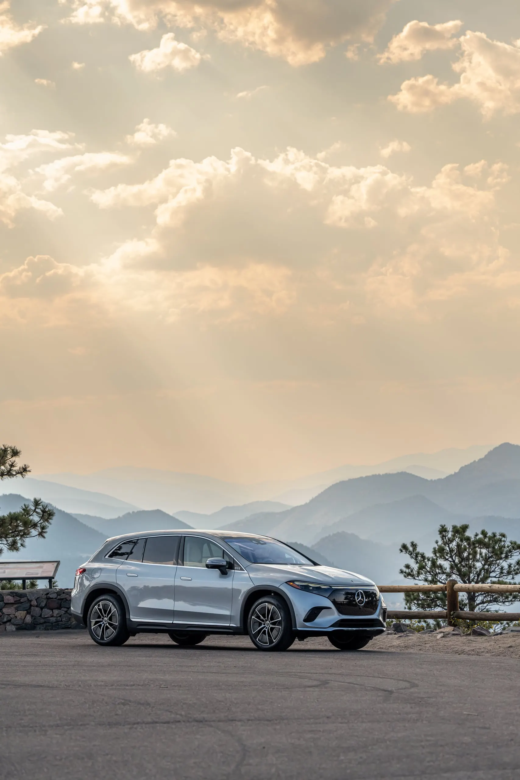 EQS SUV vor Bergen im Dunst, Hochformat