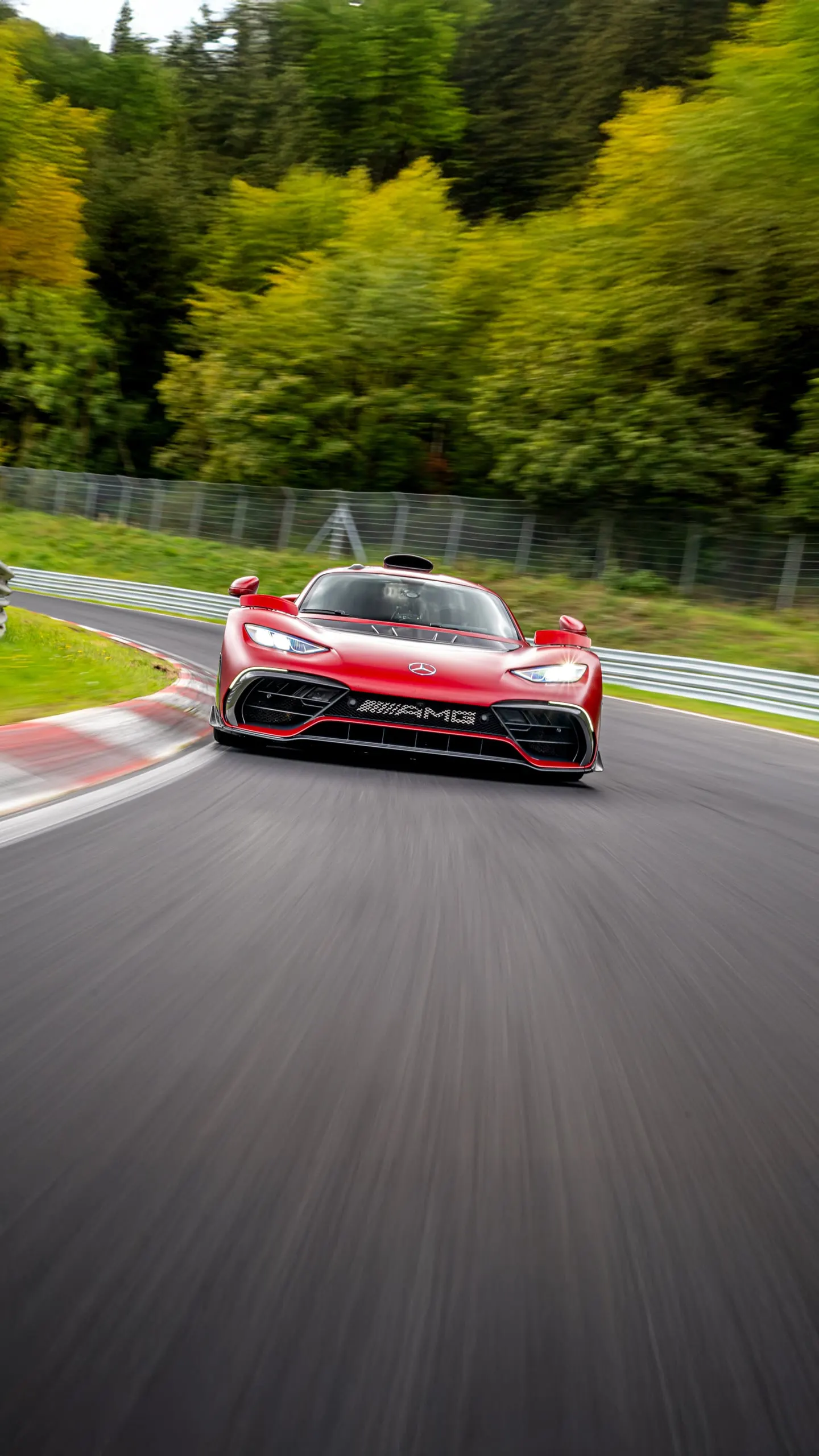 Roter AMG ONE in Fahrt auf der Nordschleife, Hochformat