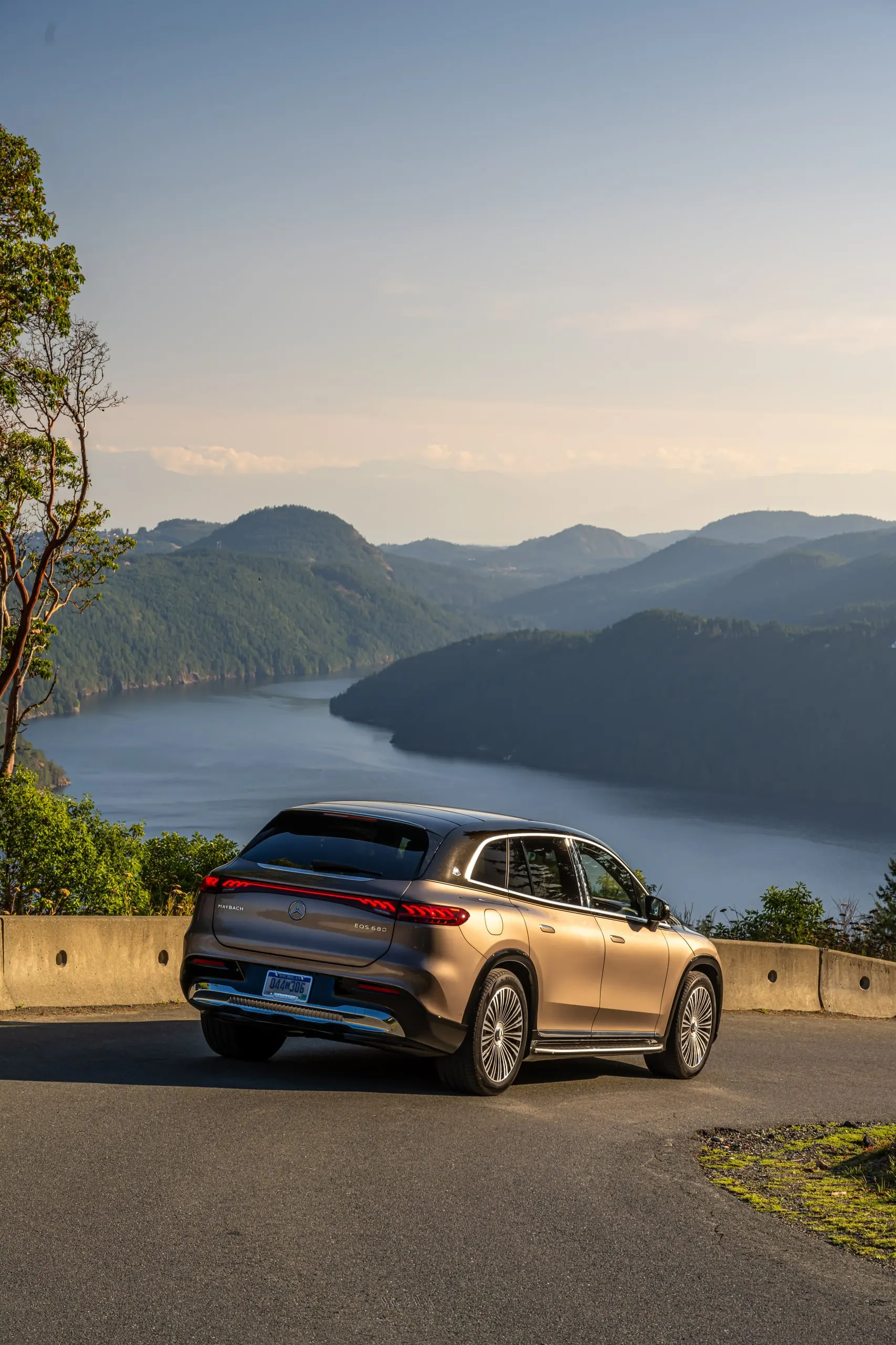 Maybach EQS SUV über einem Fjord