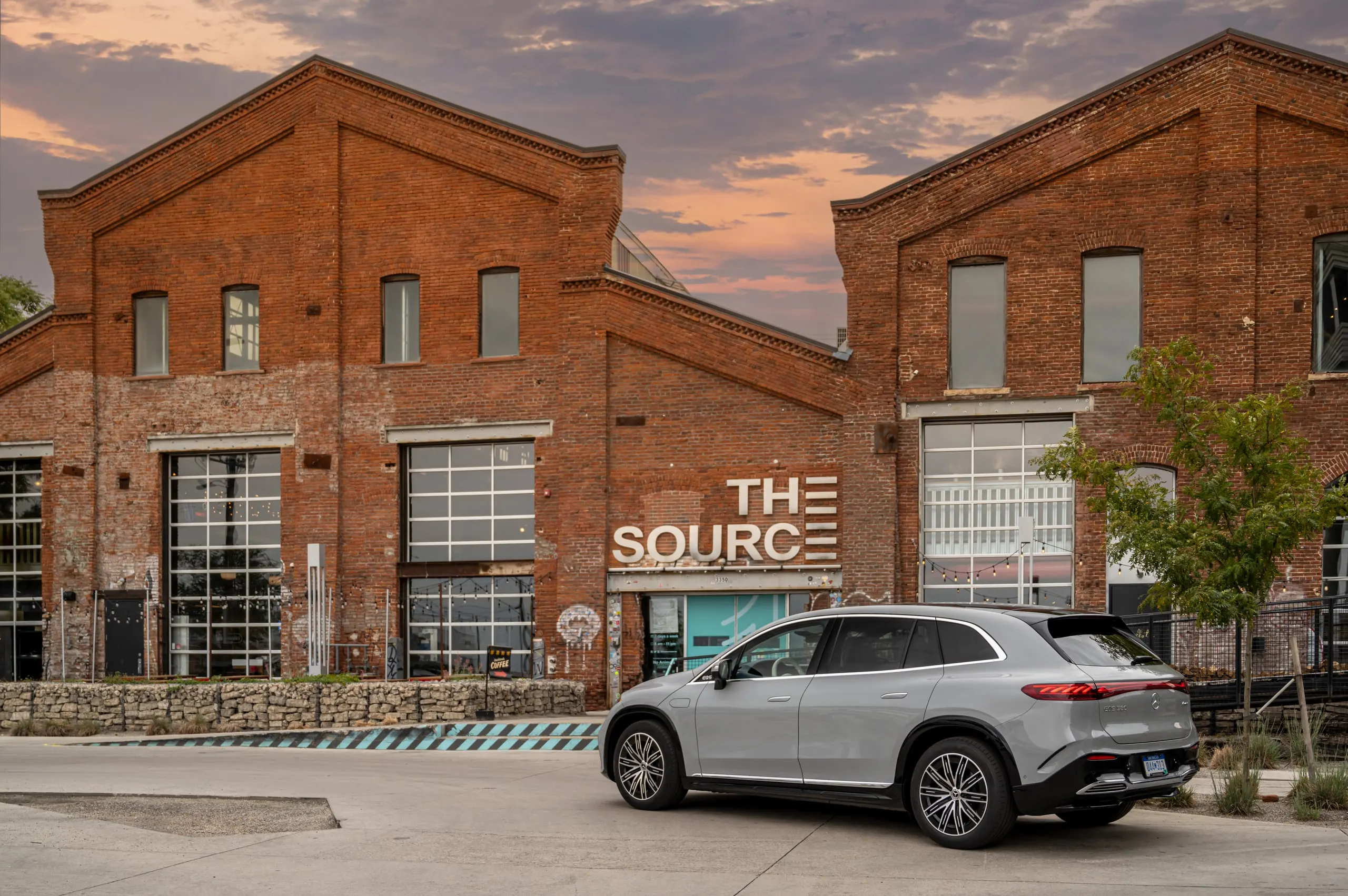 EQS SUV vor historischen Backsteinhallen