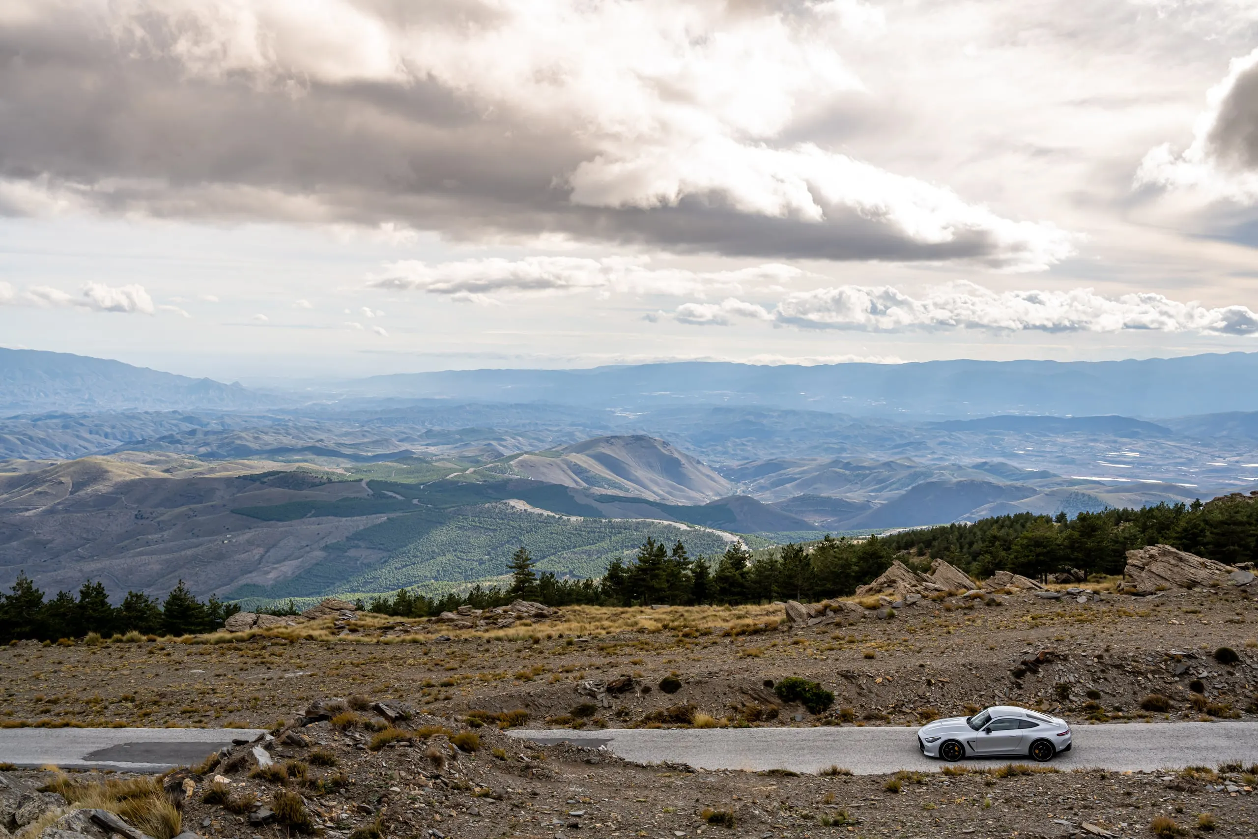 AMG GT klein in weiter Berglandschaft