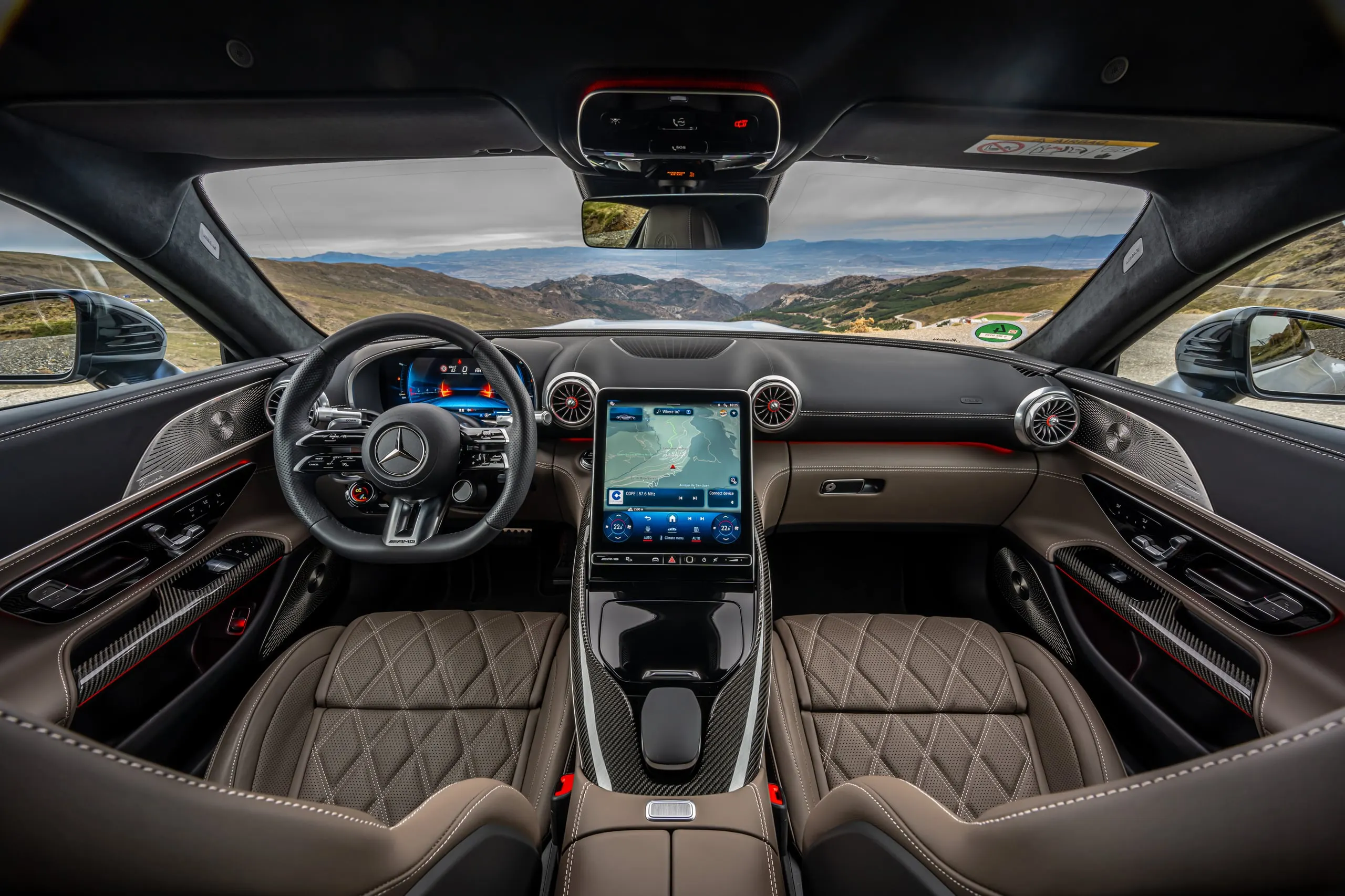 Cockpit des AMG GT mit Blick durch die Windschutzscheibe