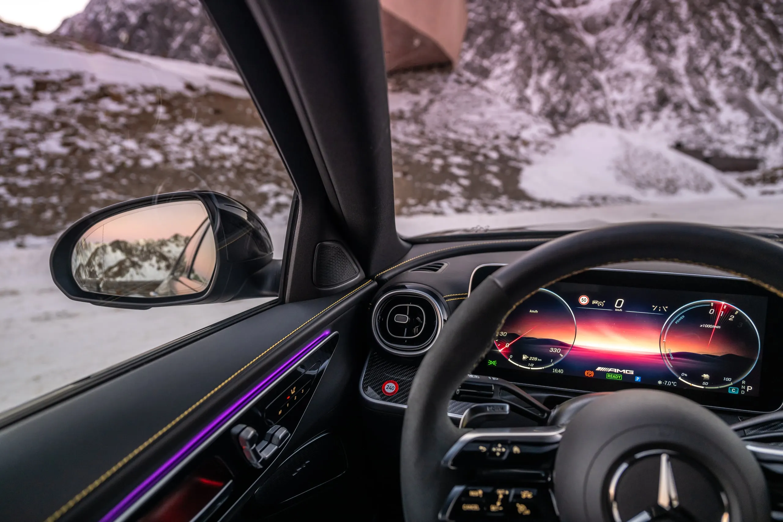 Cockpit mit Blick auf die verschneiten Berge
