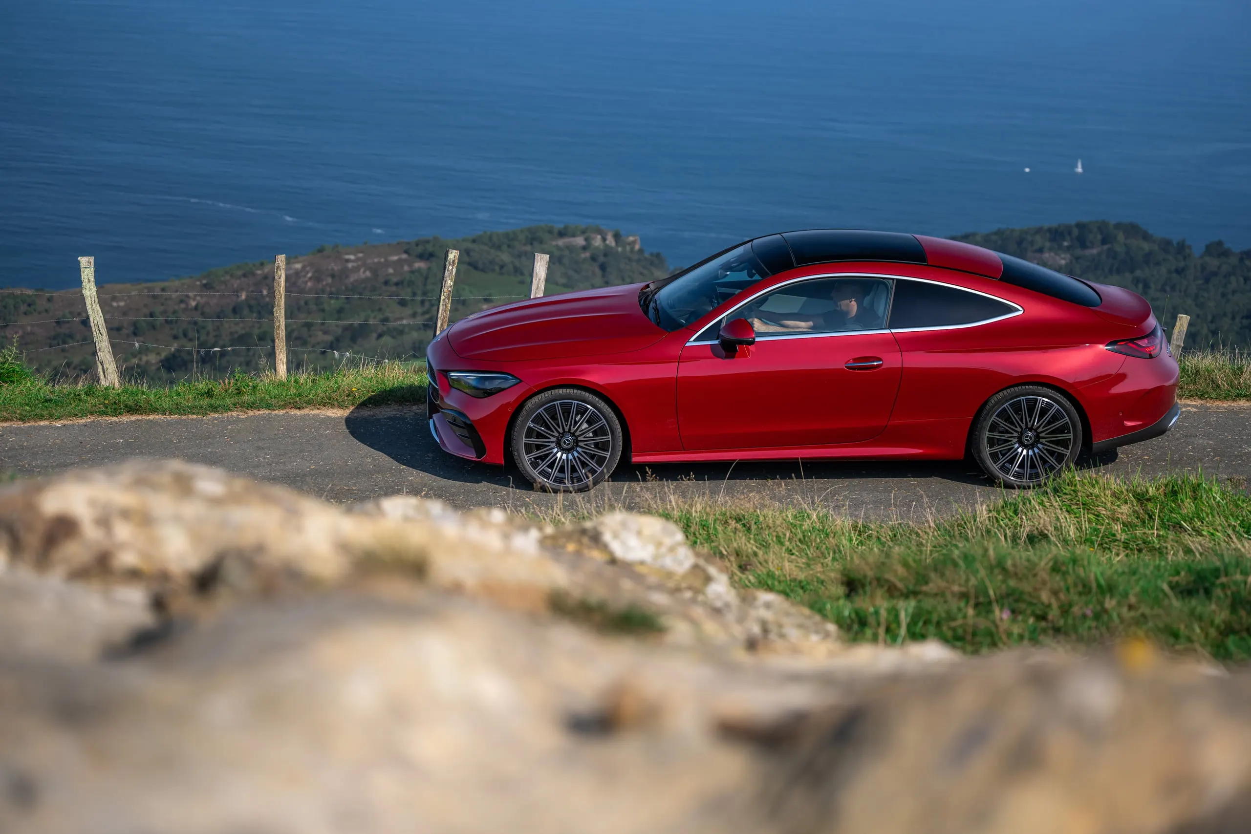 Rotes CLE Coupé an der Steilküste