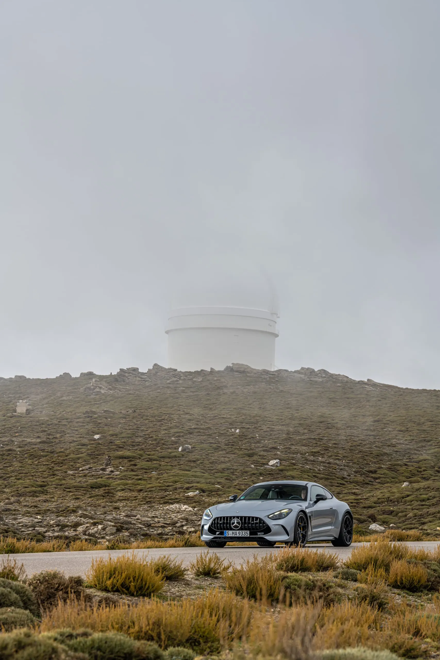 AMG GT vor einer Sternwarte im Nebel