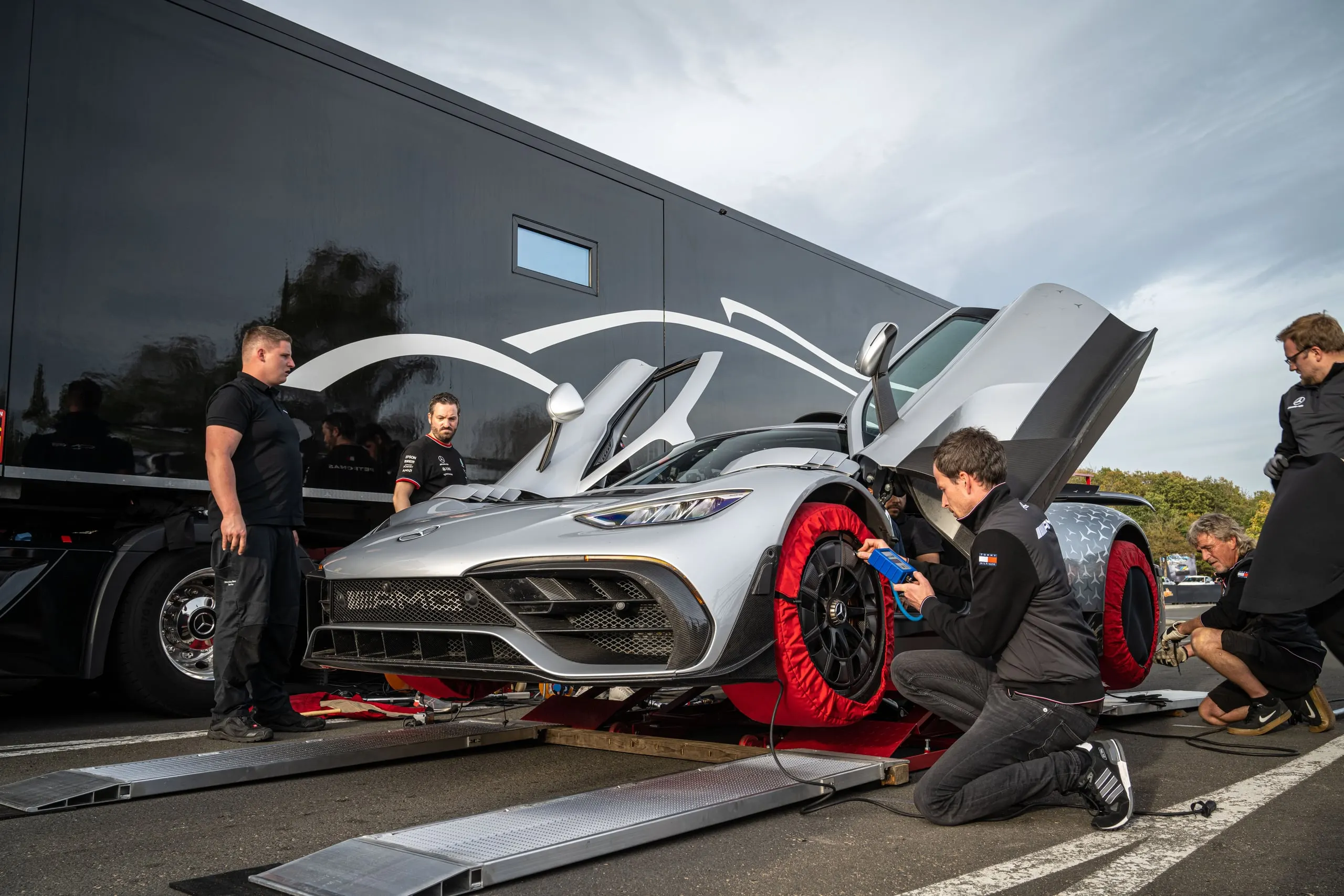 Mechaniker wechseln Reifen am AMG ONE