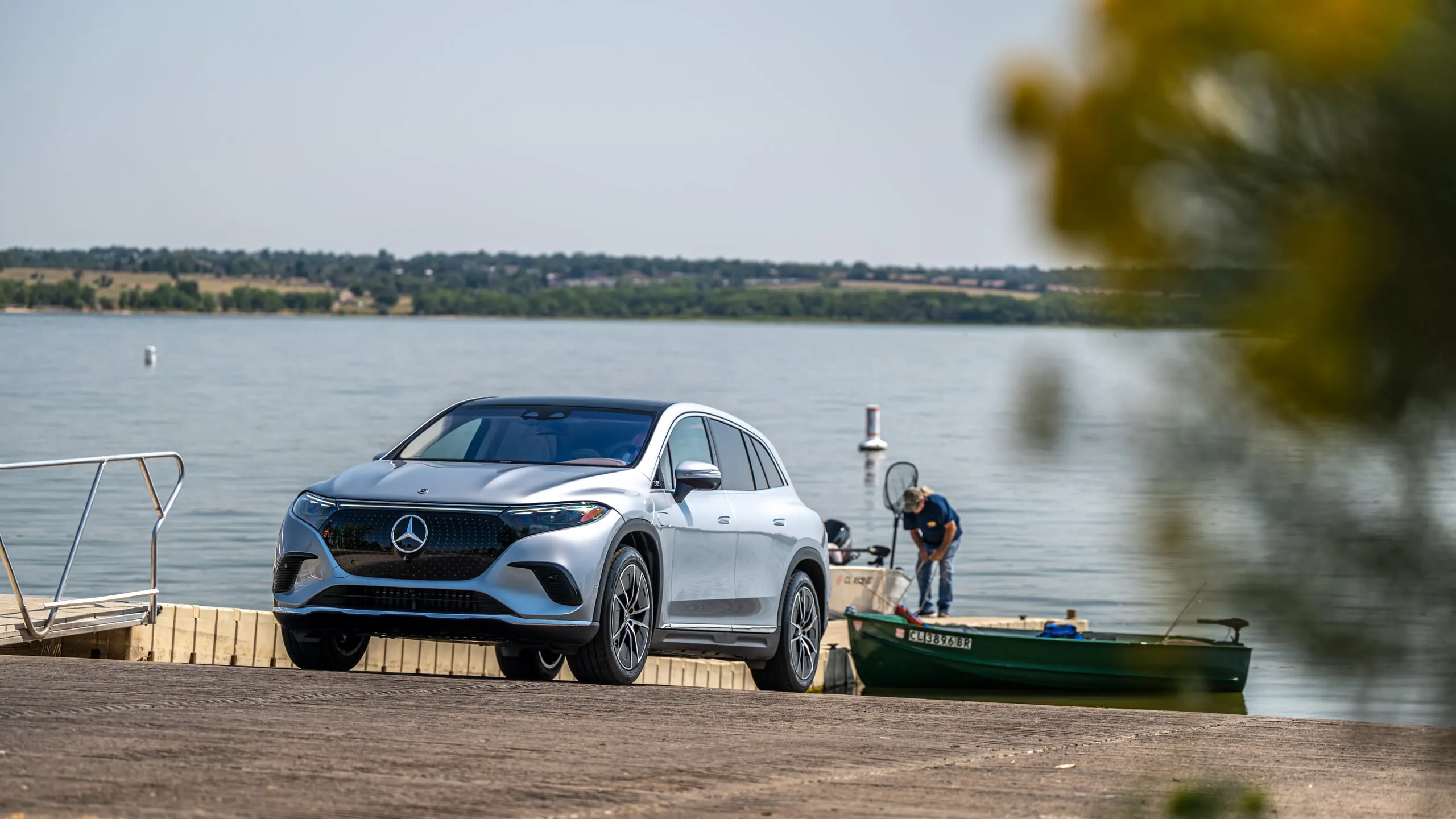 EQS SUV an einem See mit Boot