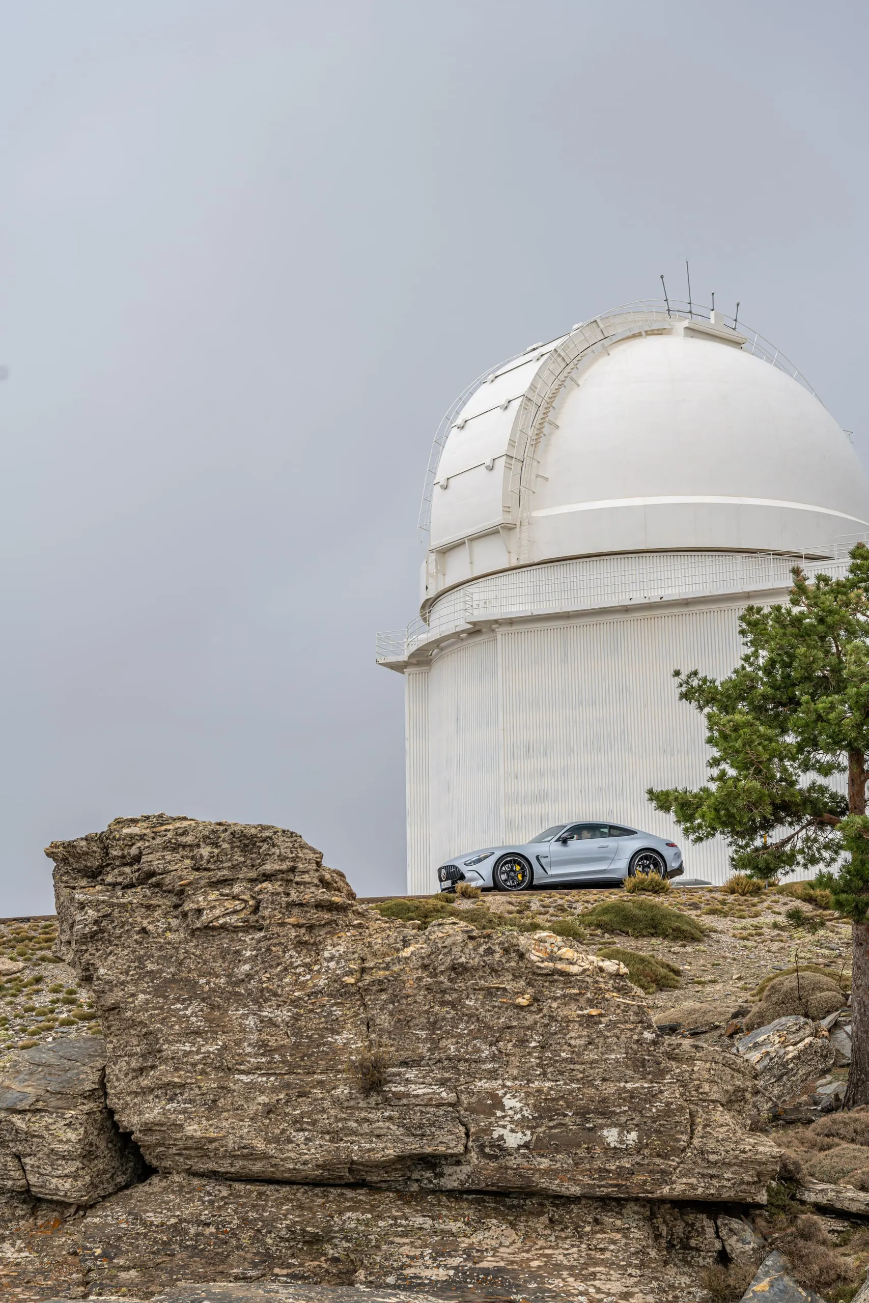 Sternwarten-Kuppel auf einem Felsen, der AMG GT im Hintergrund