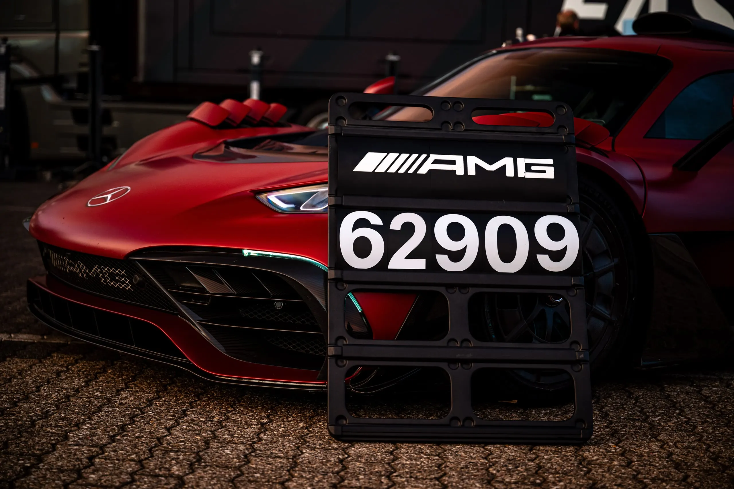 Startnummer-Tafel vor dem roten AMG ONE