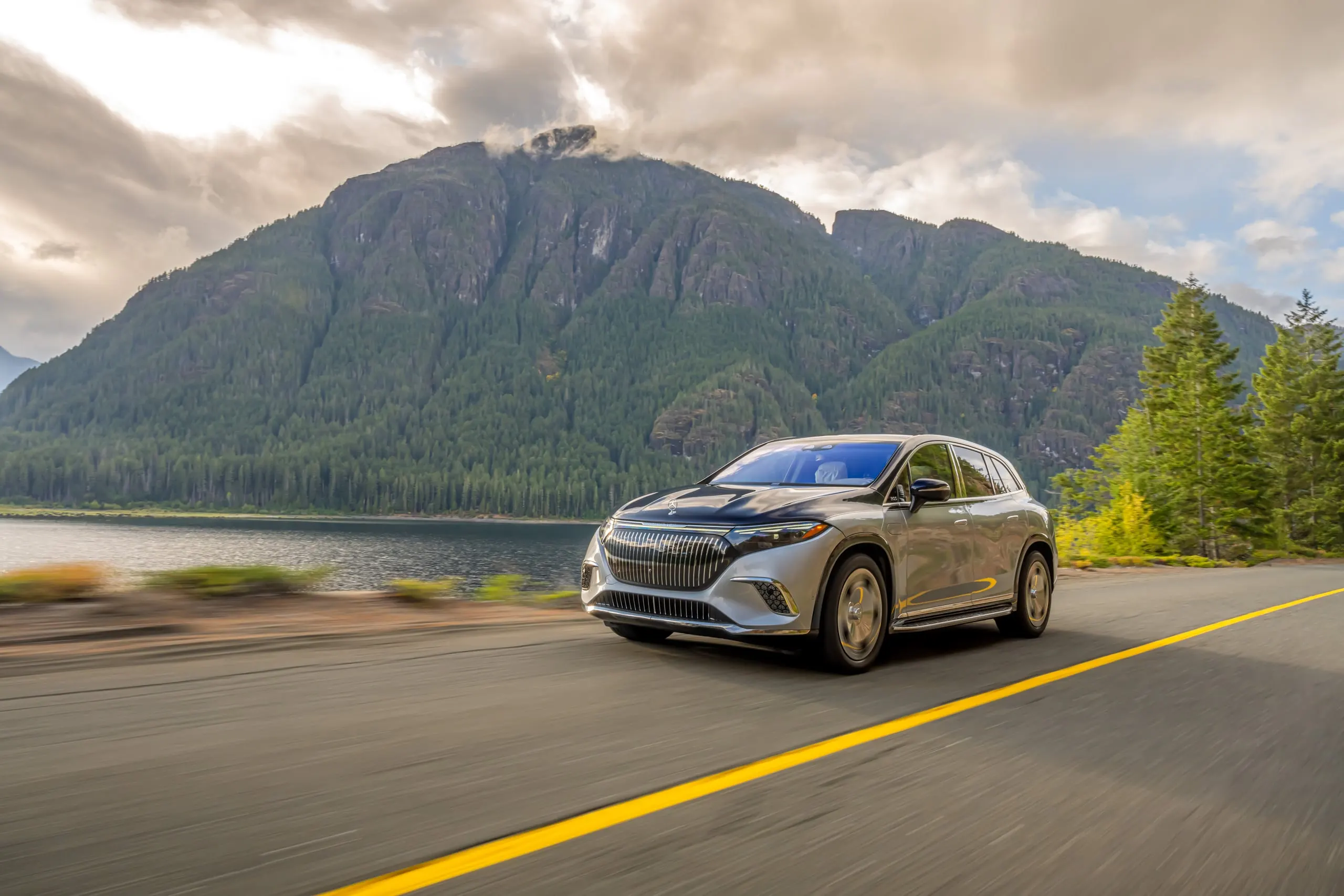 Maybach EQS SUV vor bewaldeten Bergen