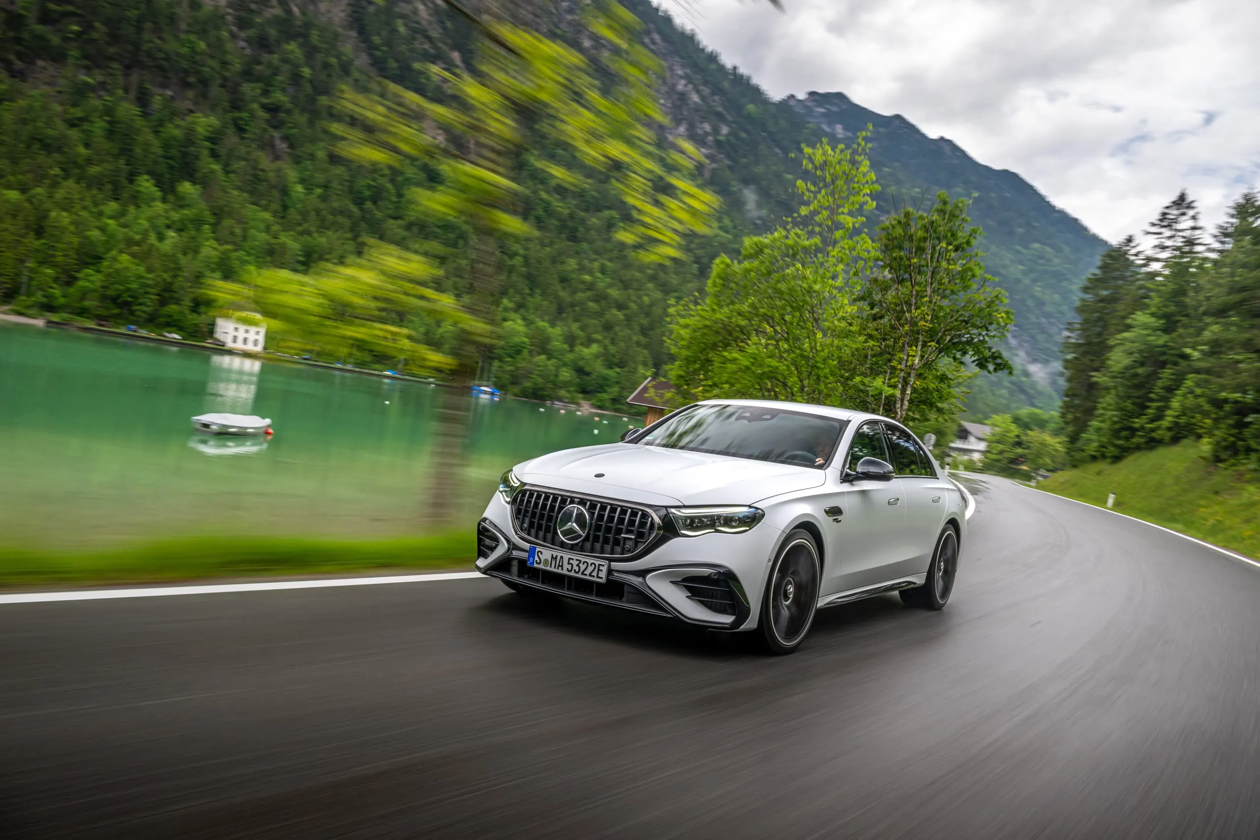 E 53 in Fahrt an einem türkisfarbenen Bergsee