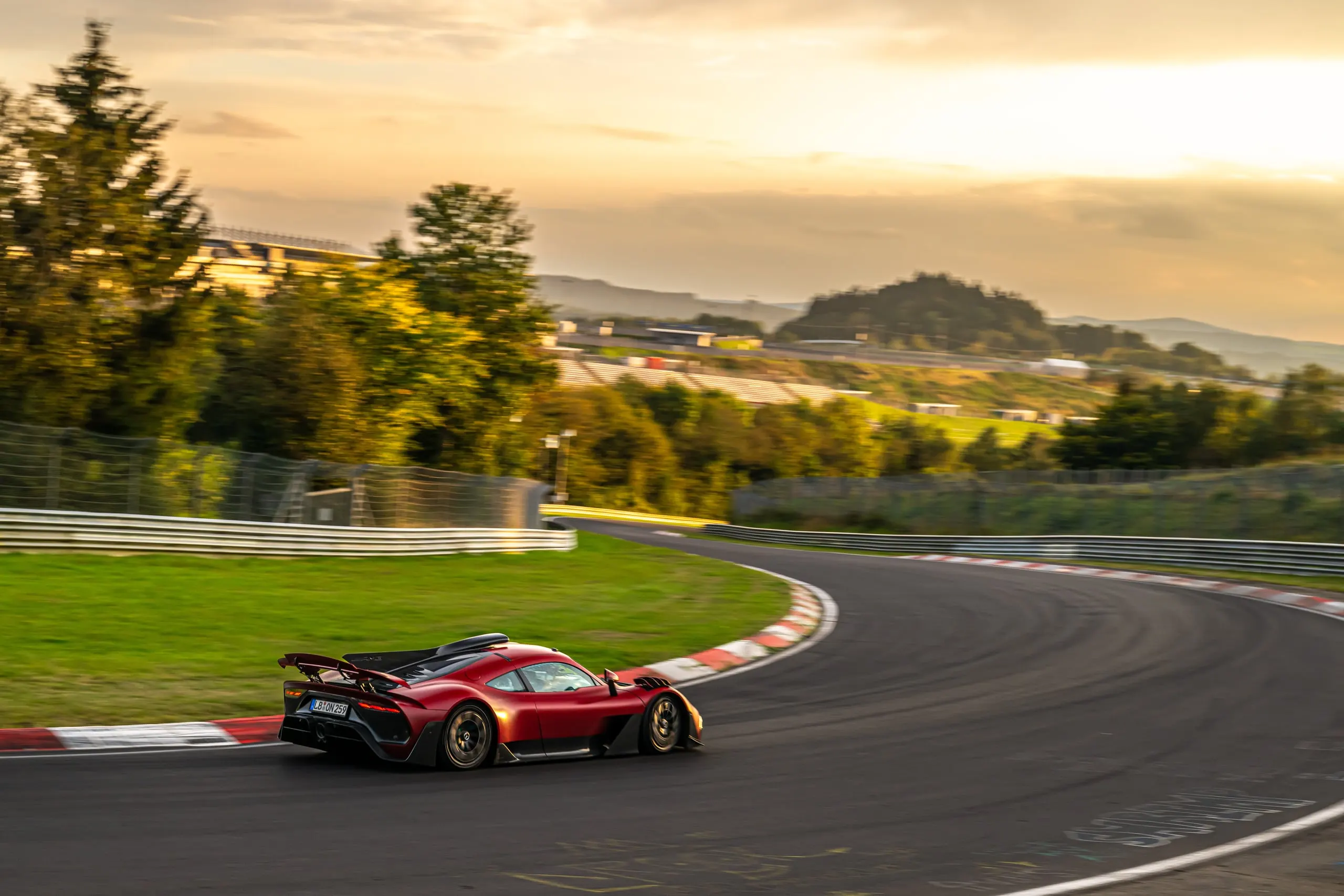AMG ONE in einer Kurve im Abendlicht