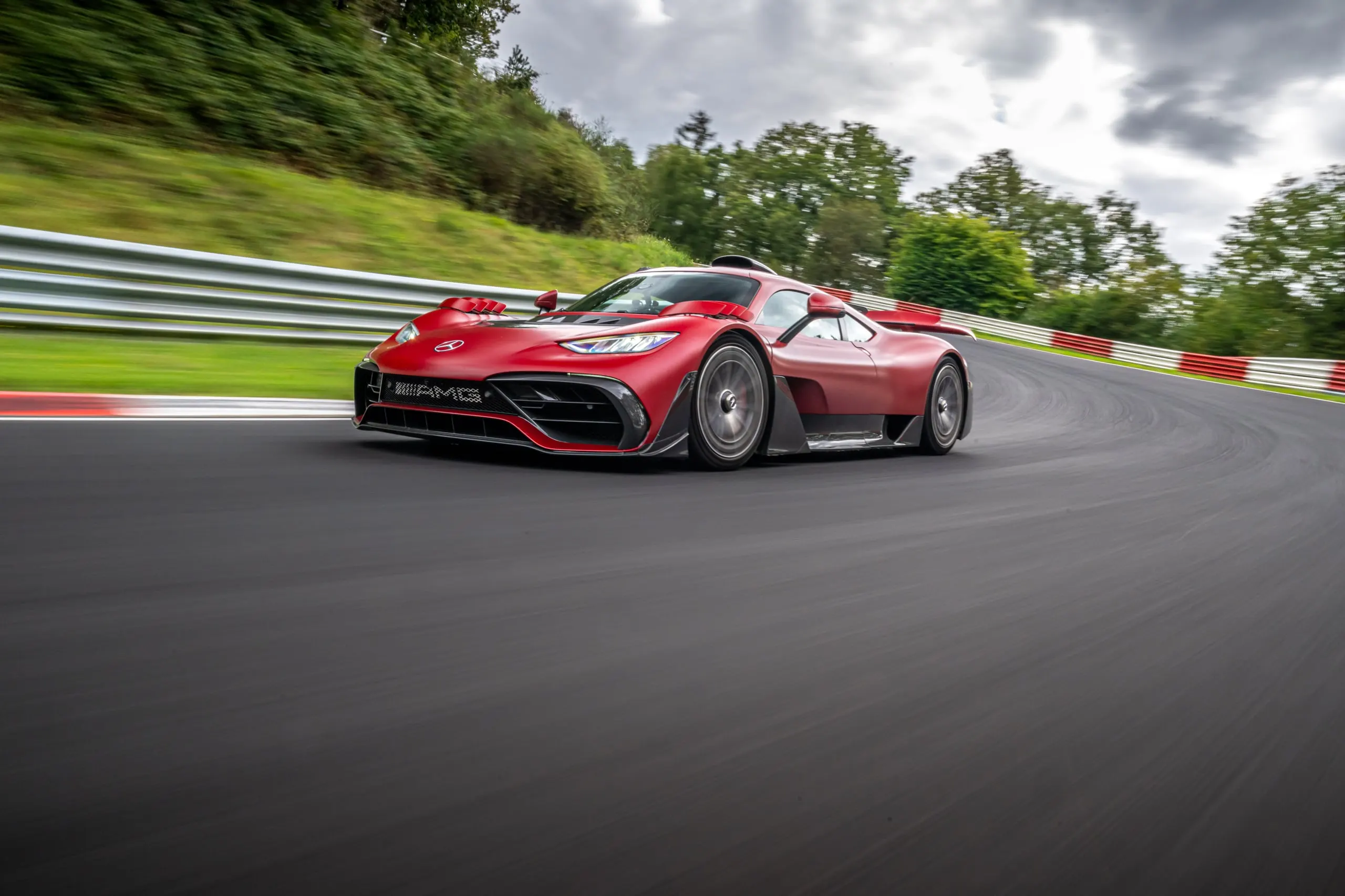 AMG ONE in einer Kurve der Nordschleife
