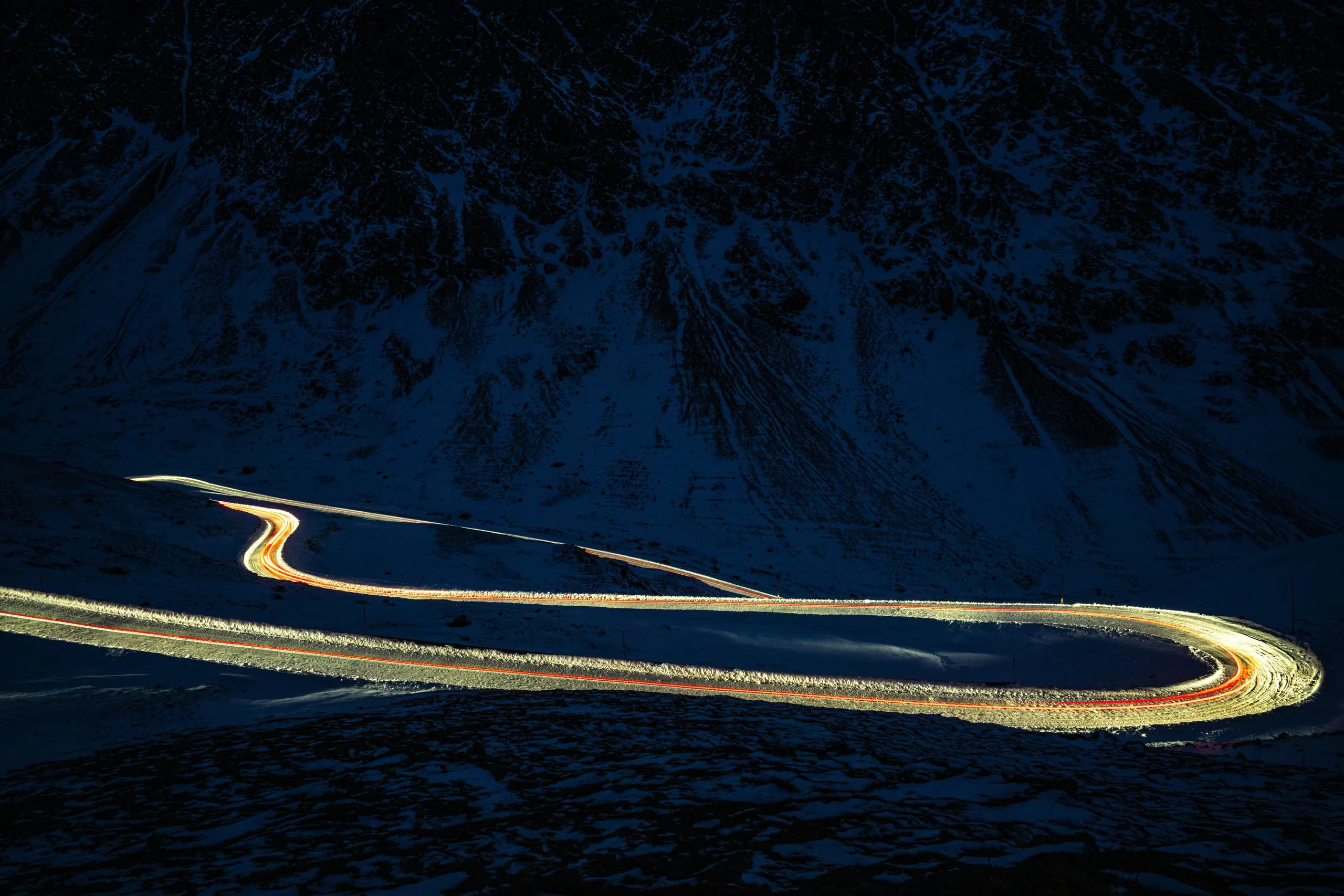 Lichtspuren auf einer Serpentinenstraße bei Nacht