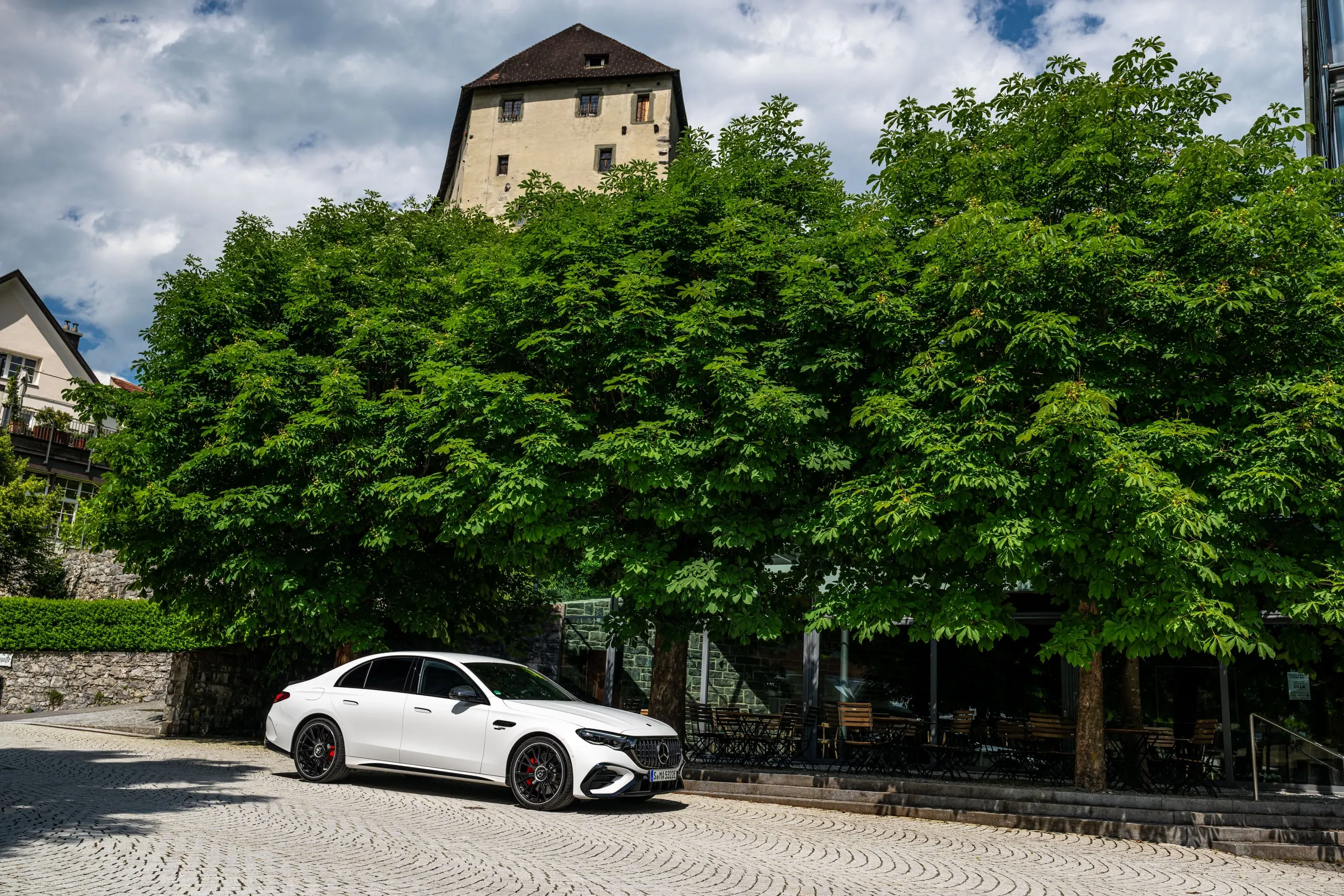 E 53 vor Bäumen und einer Burg