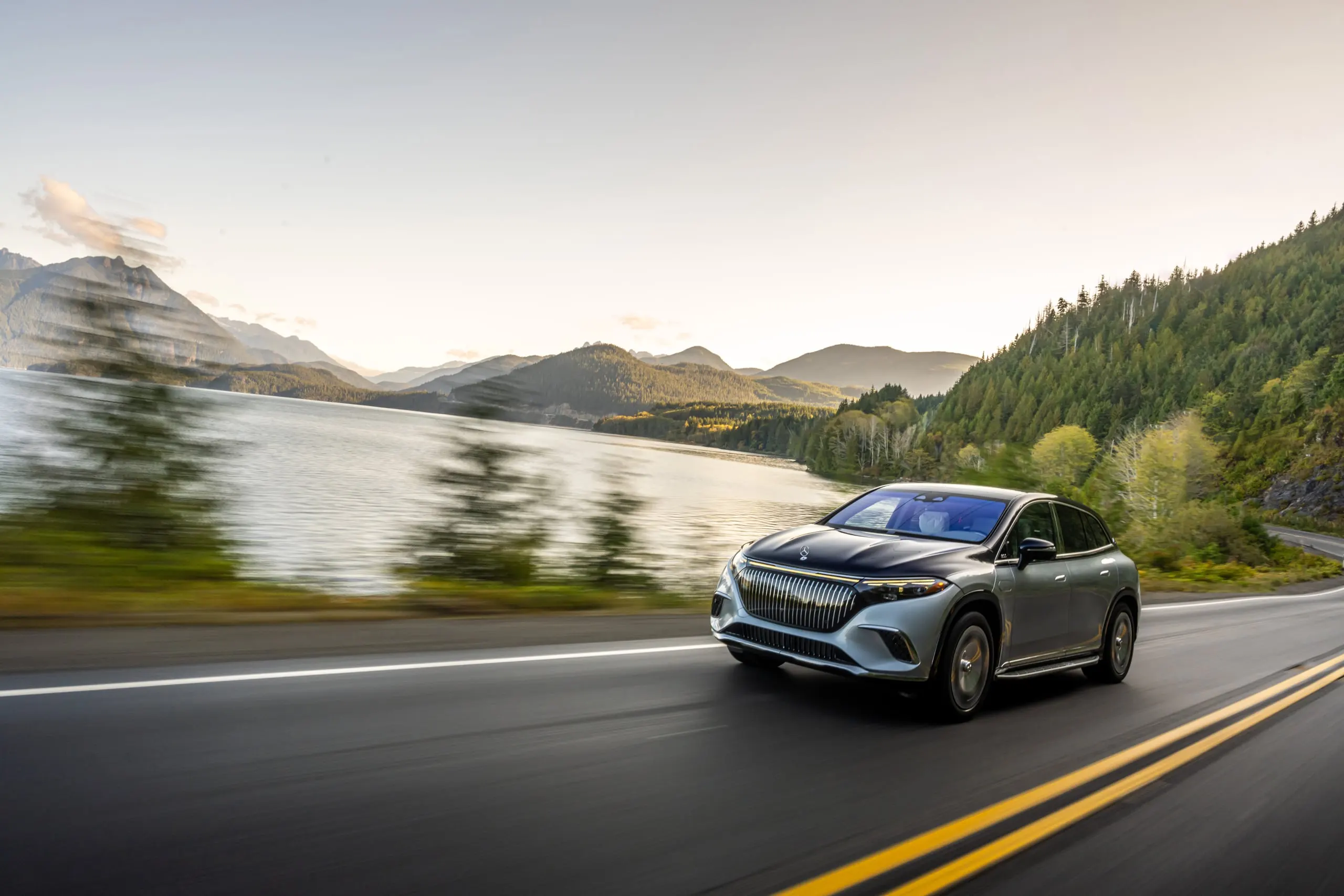 Maybach EQS SUV als Rolling Shot am Wasser