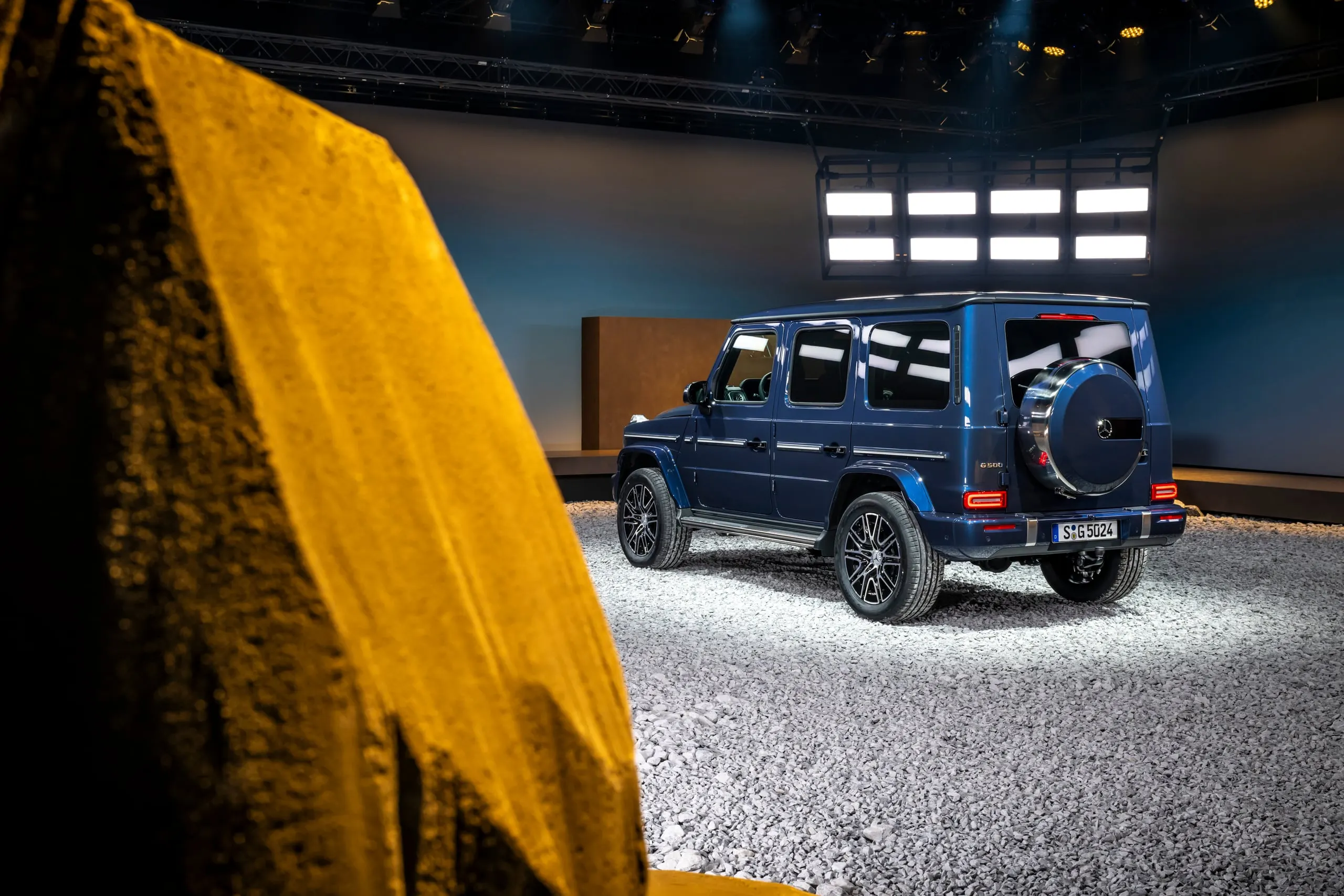 G 500 in Heckansicht hinter einem Felsen