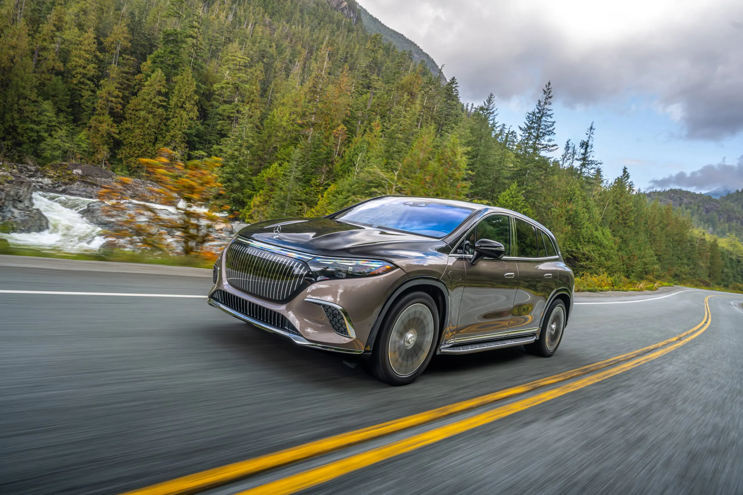Maybach EQS SUV in Fahrt neben einem Wasserfall