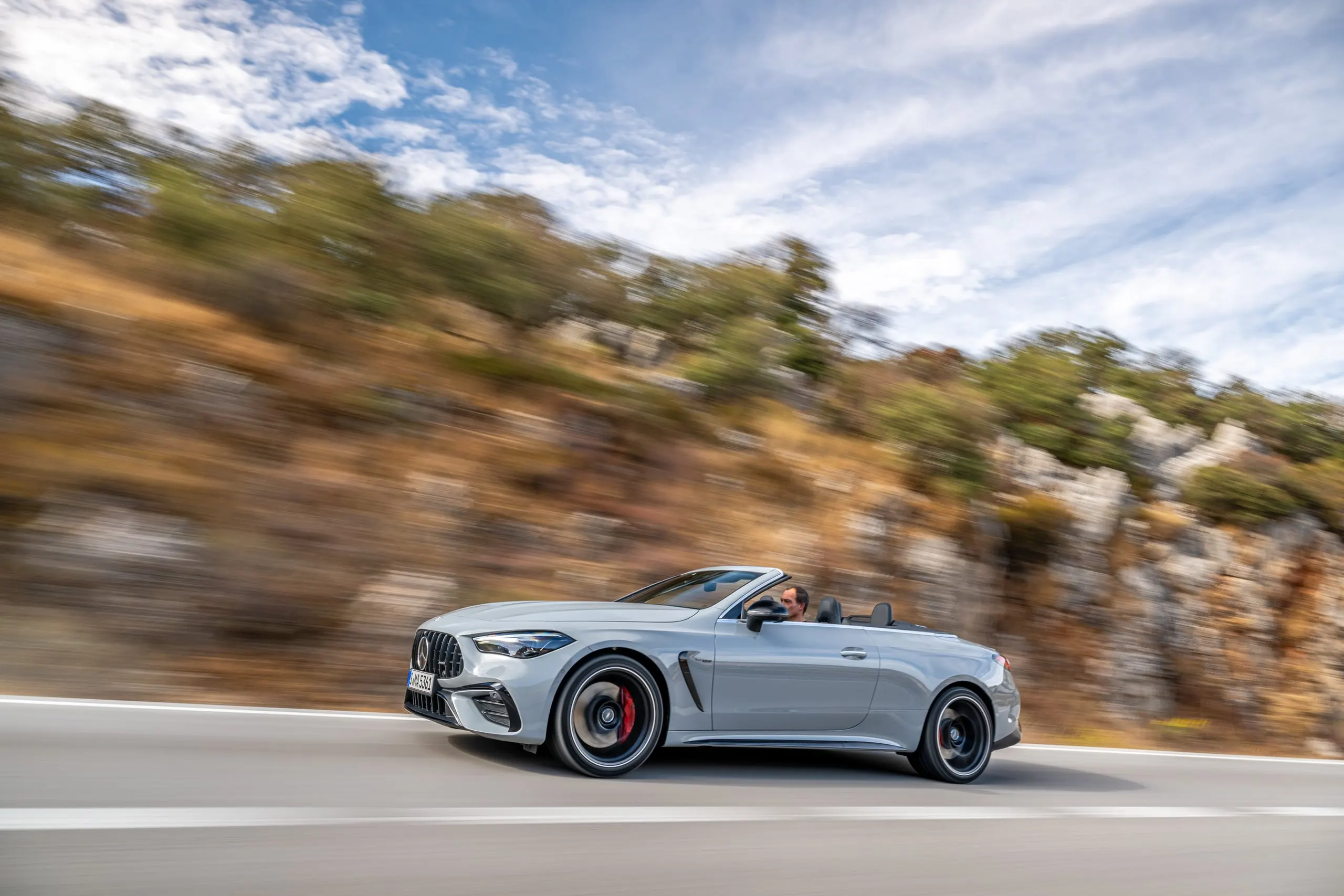 CLE 53 Cabriolet in Fahrt entlang einer Felswand