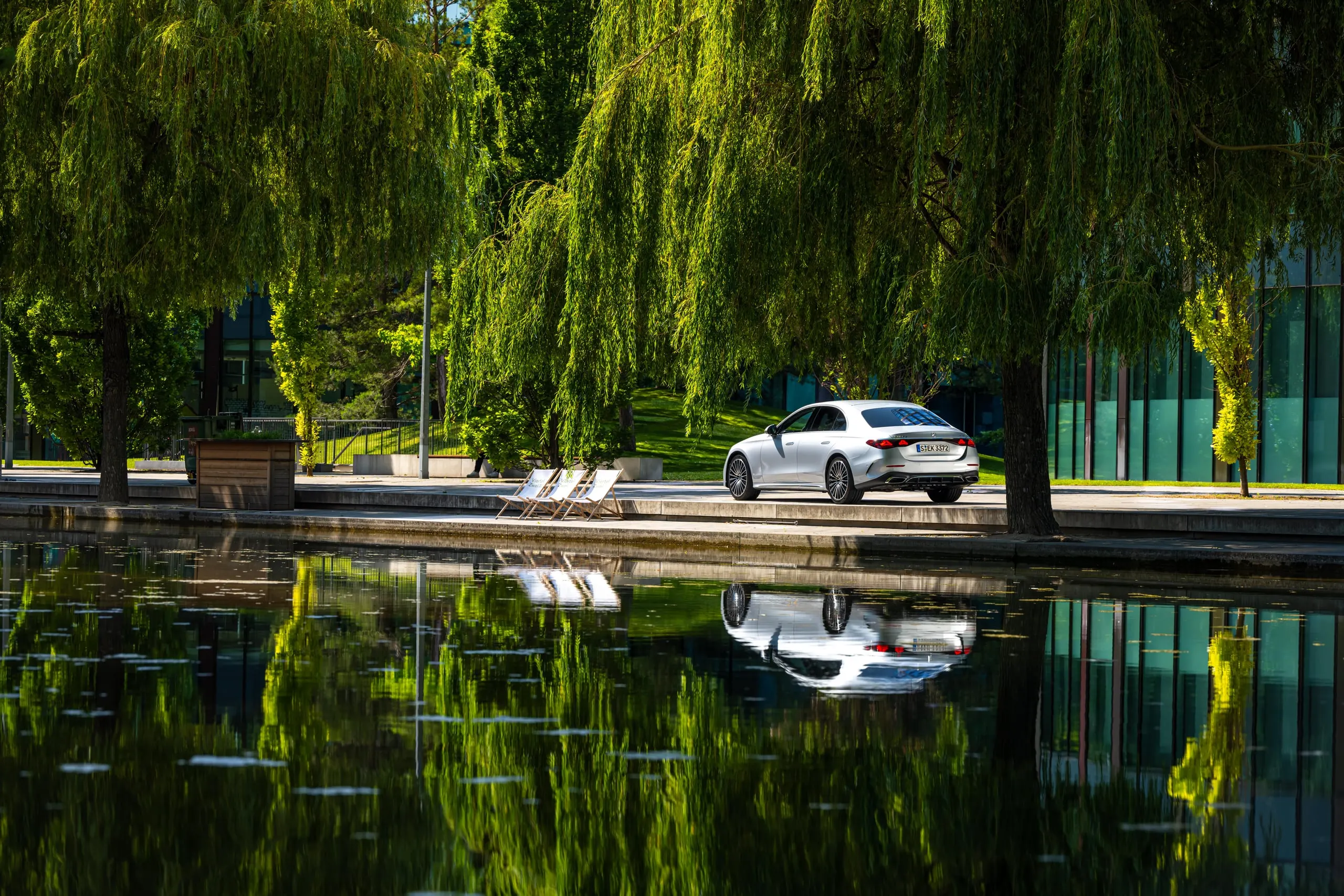 Spiegelung der E-Klasse in einem Wasserbecken