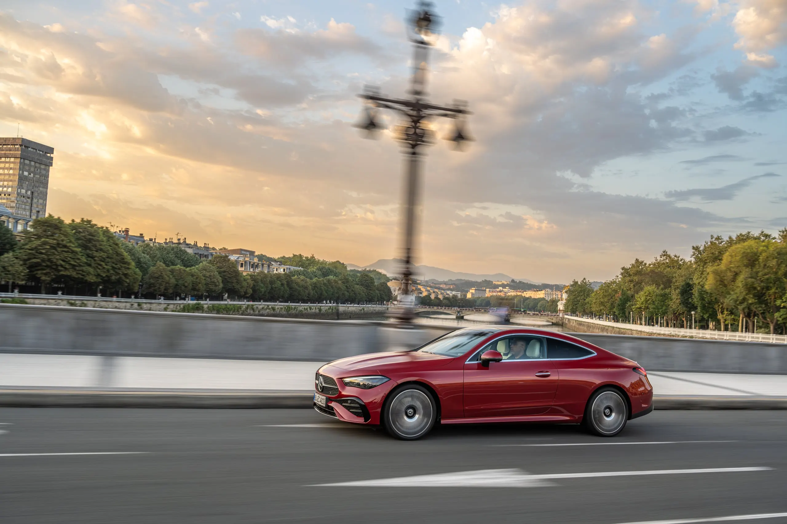 Rotes CLE Coupé in Fahrt an der Promenade