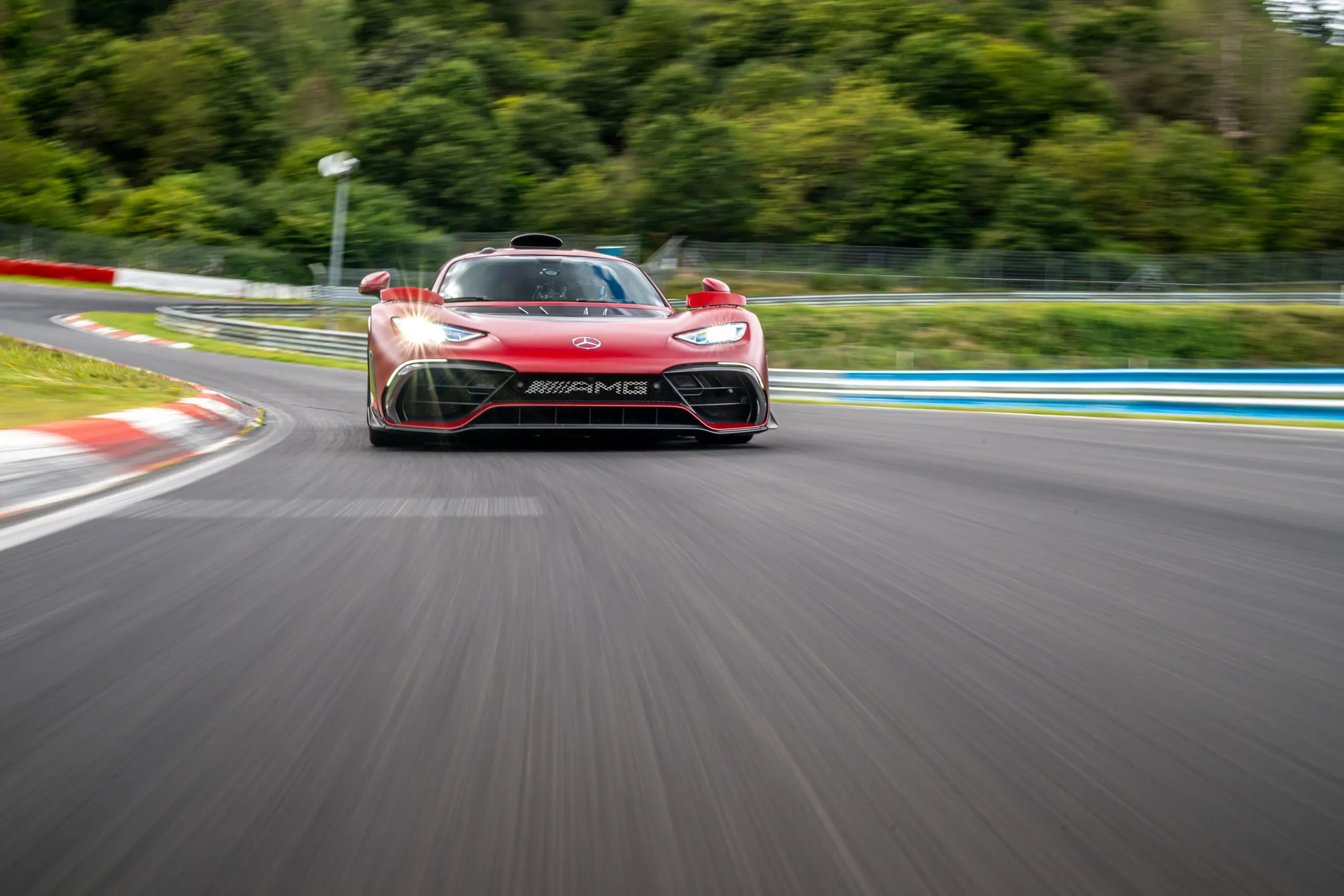 AMG ONE in Fahrt auf die Kamera zu