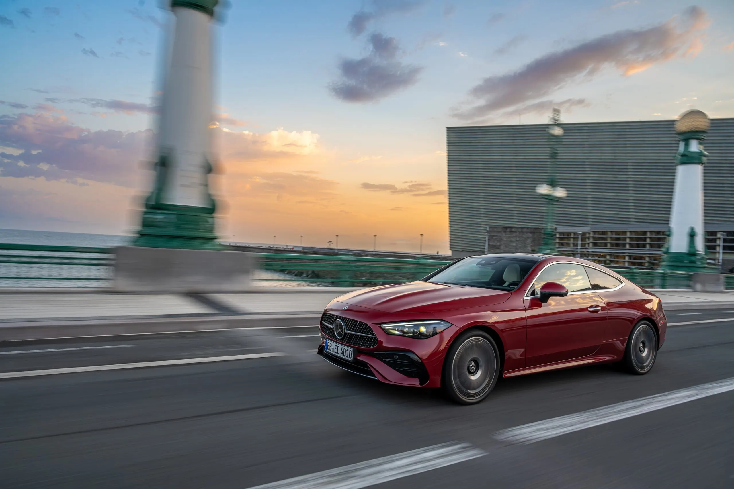 Rotes CLE Coupé in Fahrt vor einem Leuchtturm