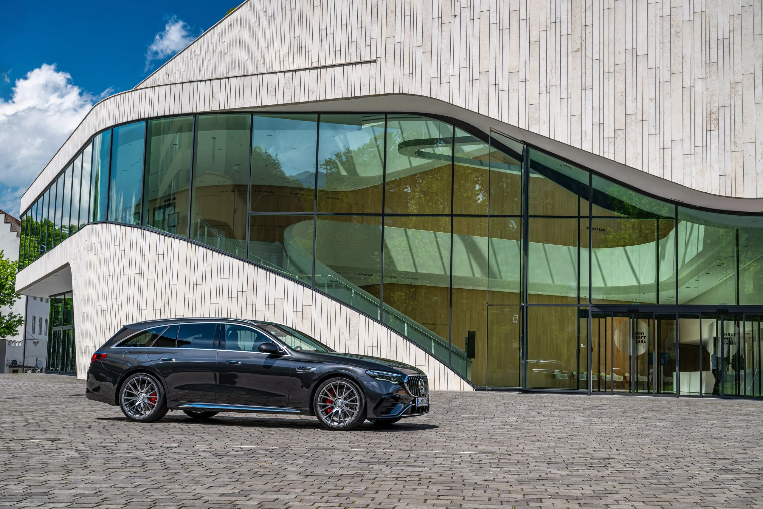 E 53 T-Modell vor moderner Architektur