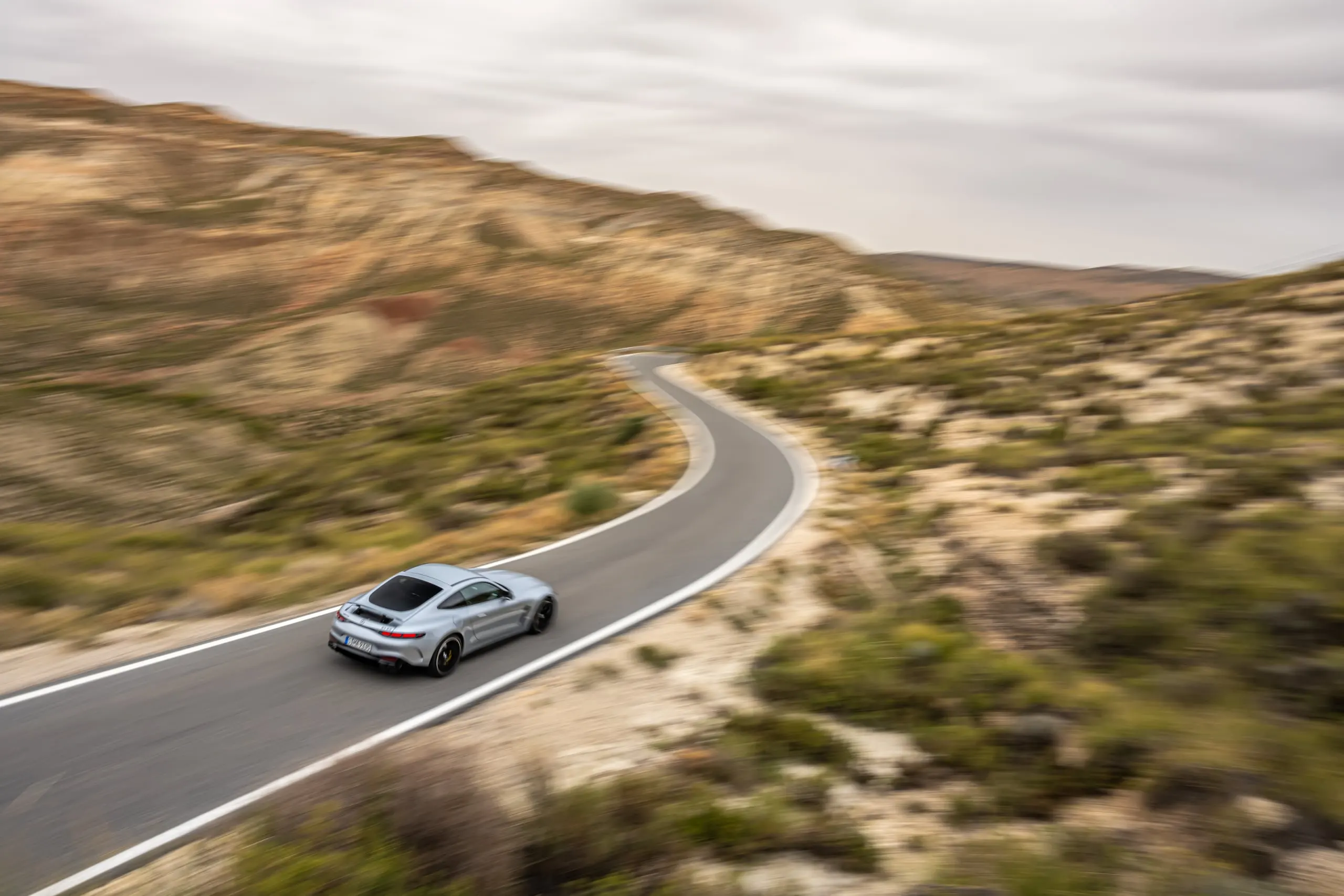 AMG GT in einer Kurve aus der Vogelperspektive