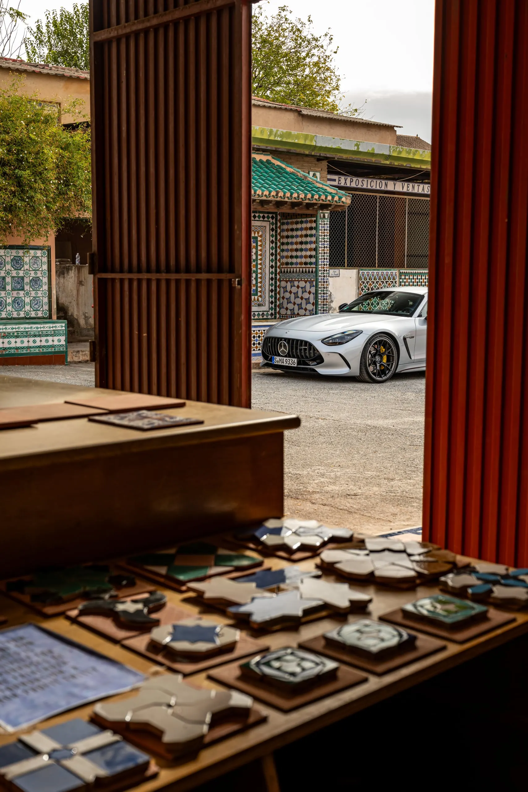 AMG GT durch das Fenster einer Keramikwerkstatt fotografiert