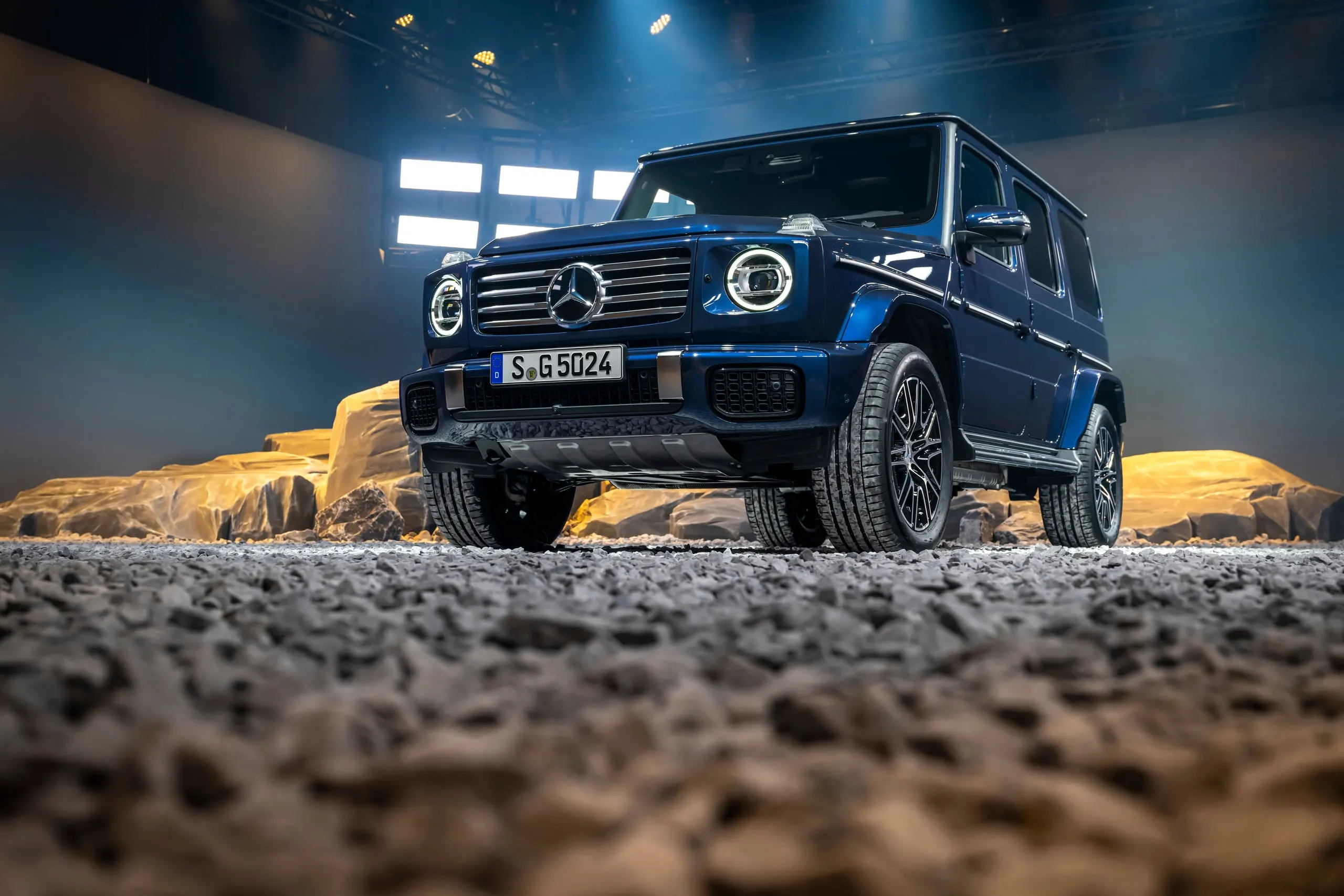 G 500 aus niedriger Perspektive auf Schotter