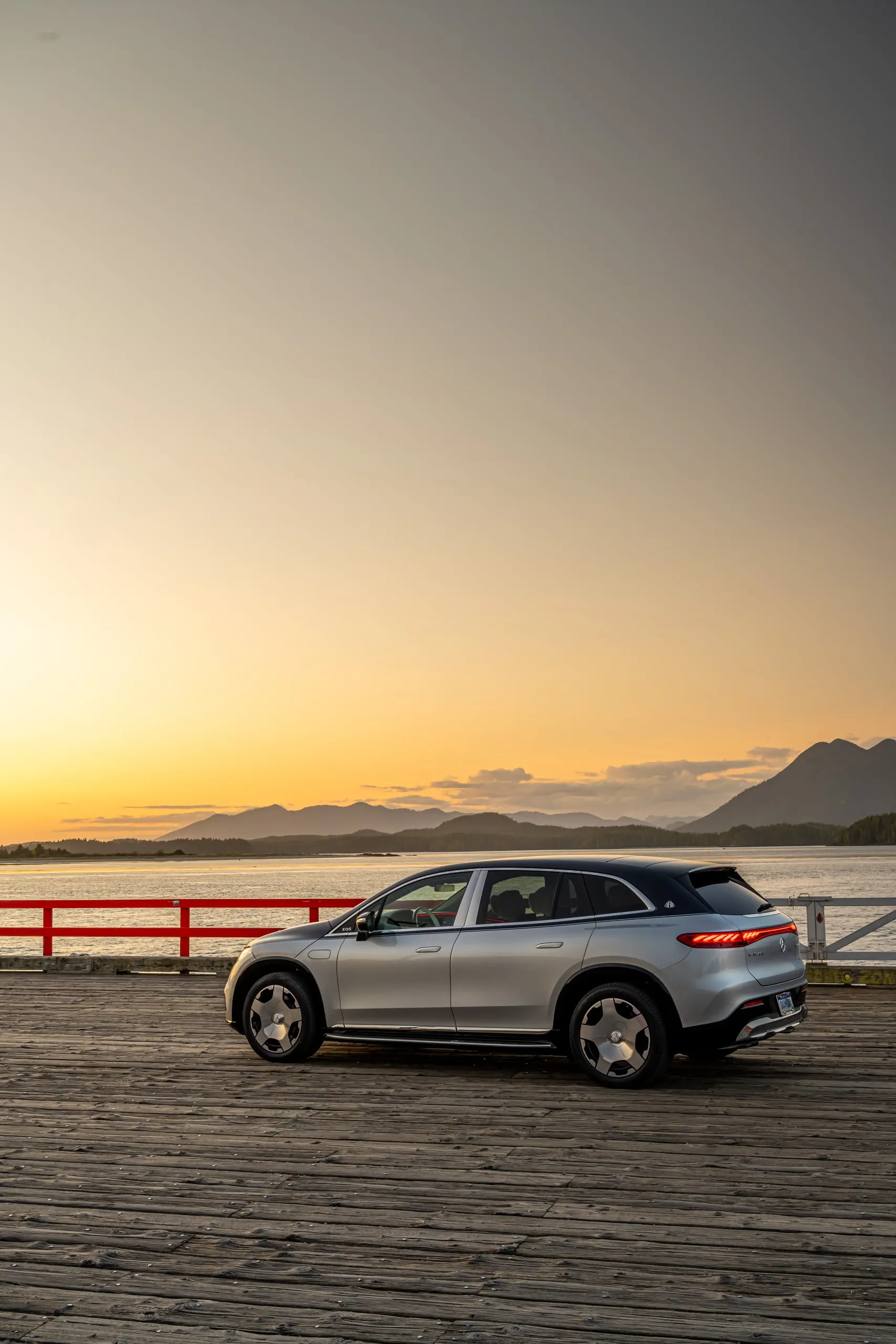 Maybach EQS SUV am Wasser im Abendlicht