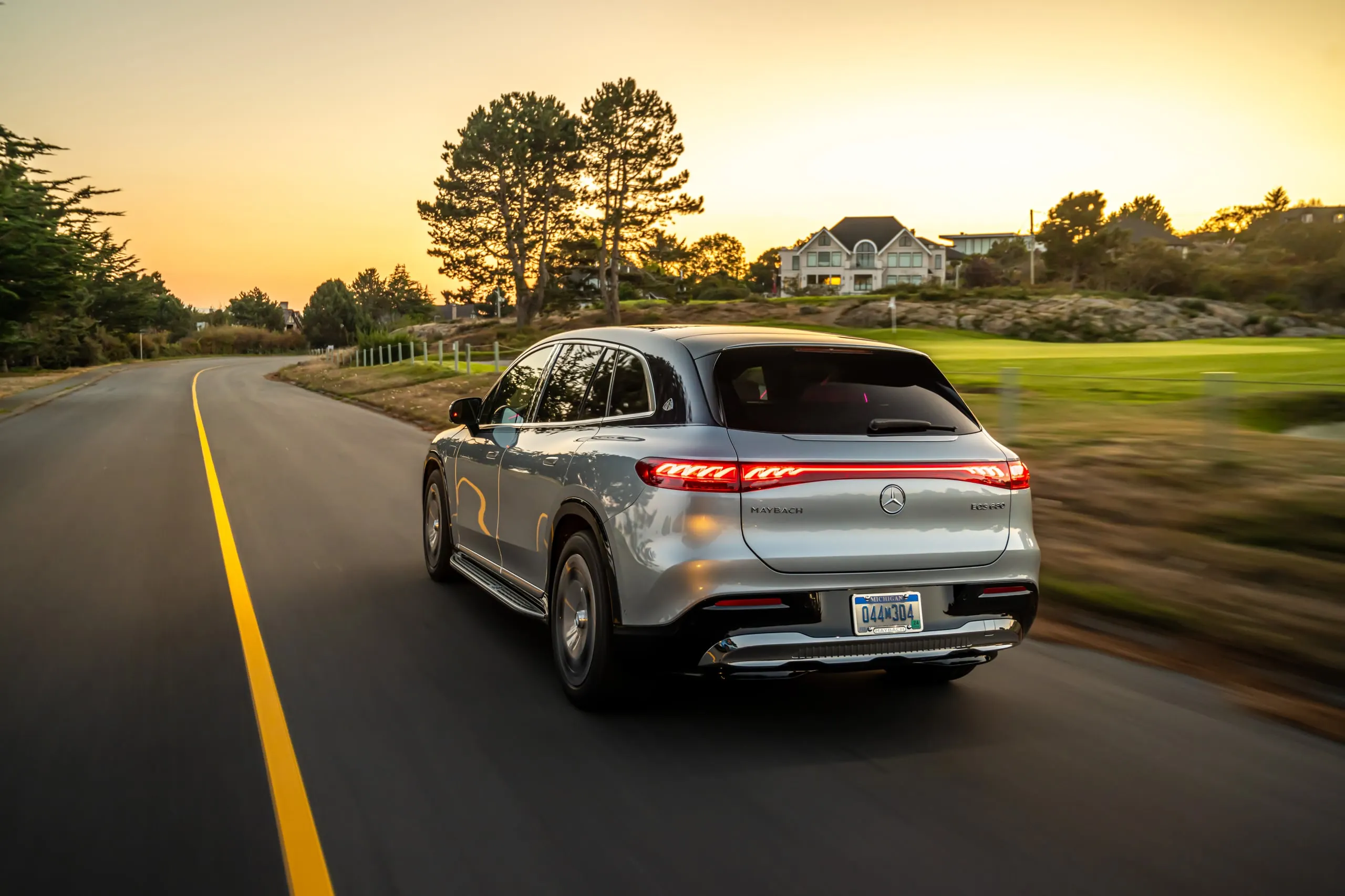 Maybach EQS SUV auf einer Landstraße bei Sonnenuntergang