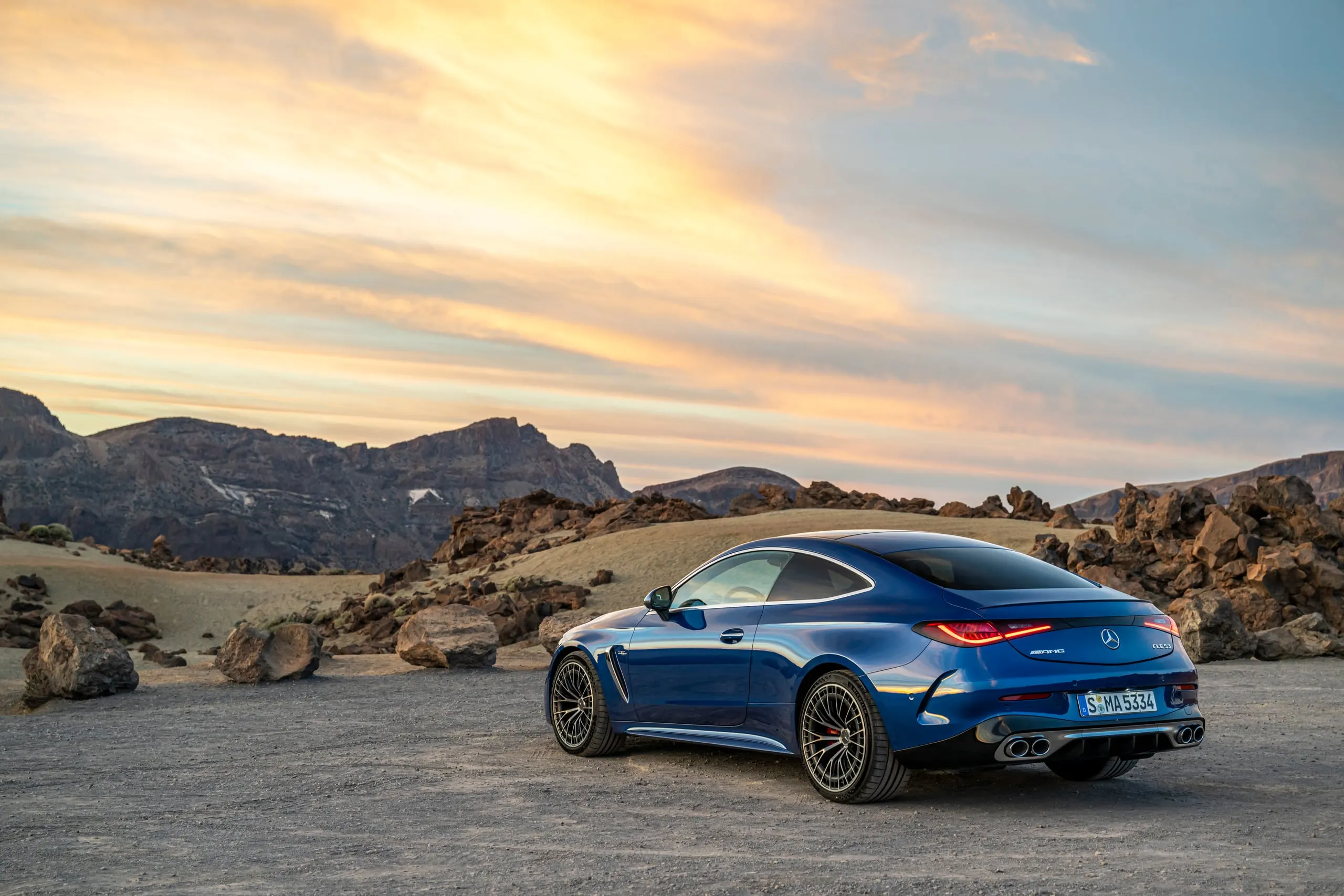 Blaues CLE 53 Coupé in Vulkanlandschaft bei Sonnenuntergang