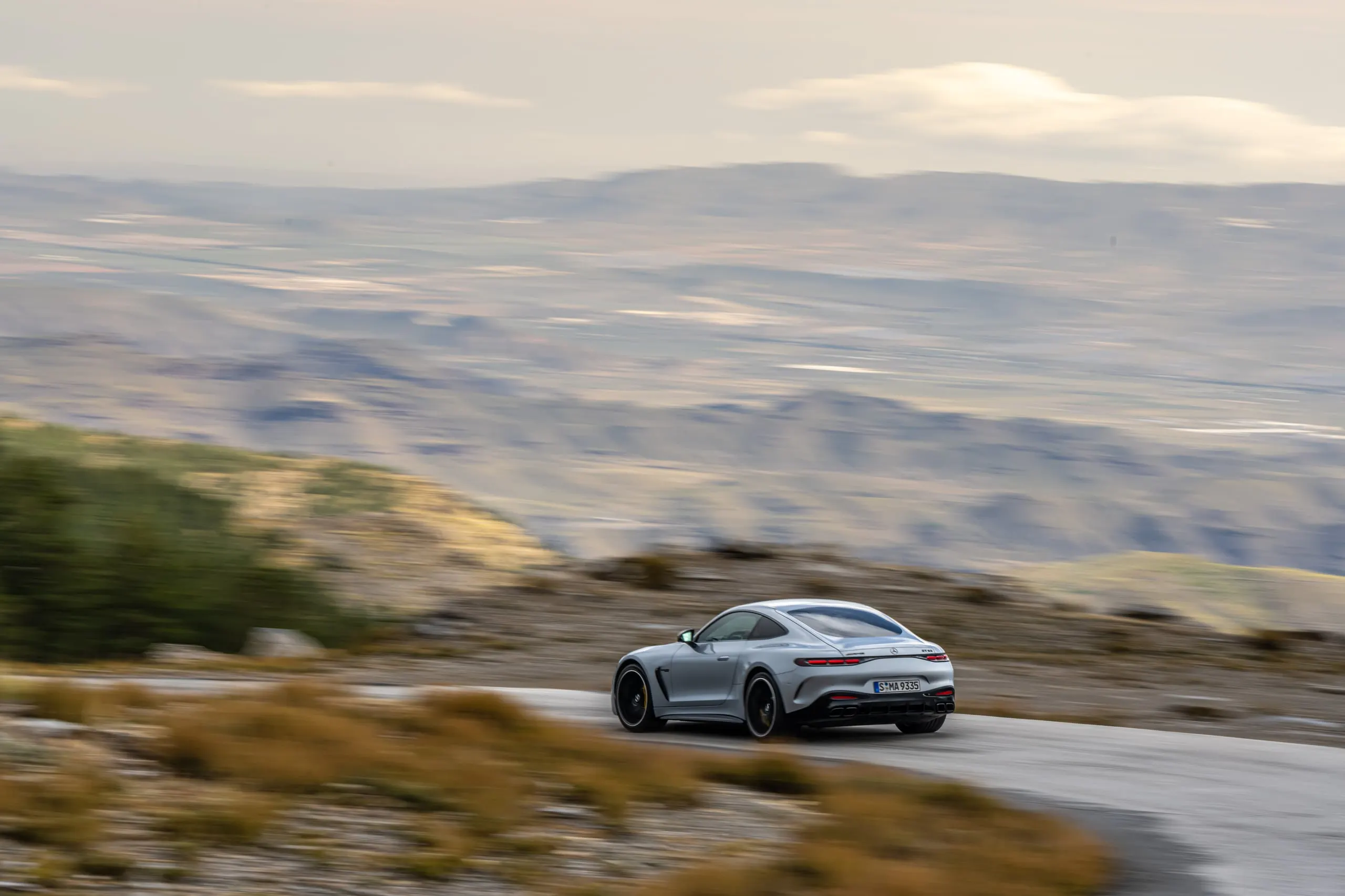 AMG GT in Fahrt auf einer Bergstraße