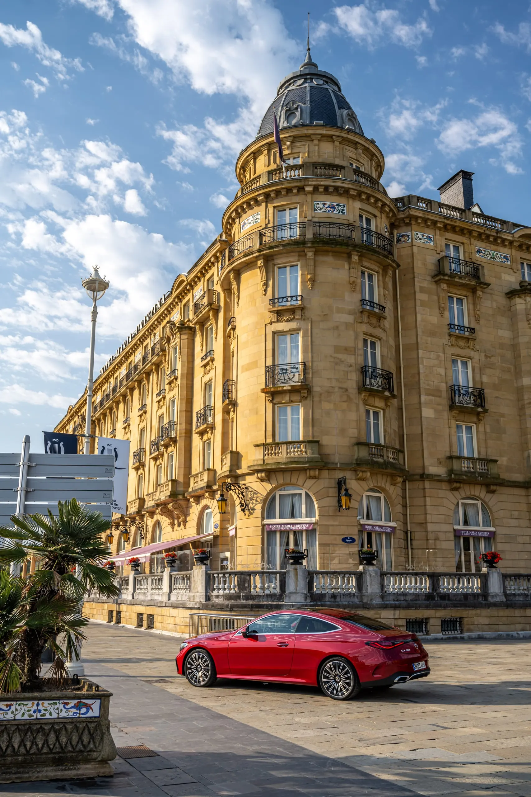 Rotes CLE Coupé vor einem prachtvollen Hotel, Hochformat