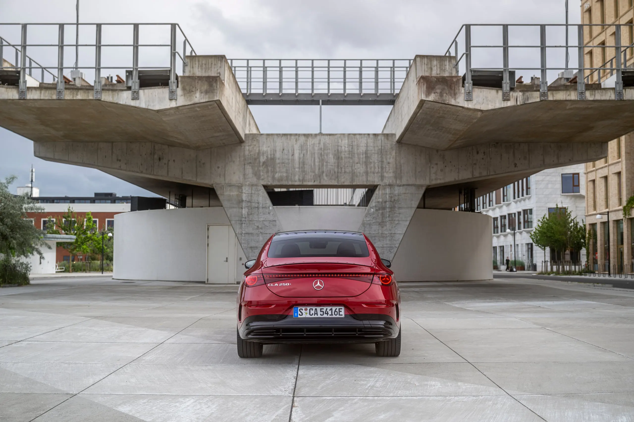 Roter CLA unter einem Betonbau