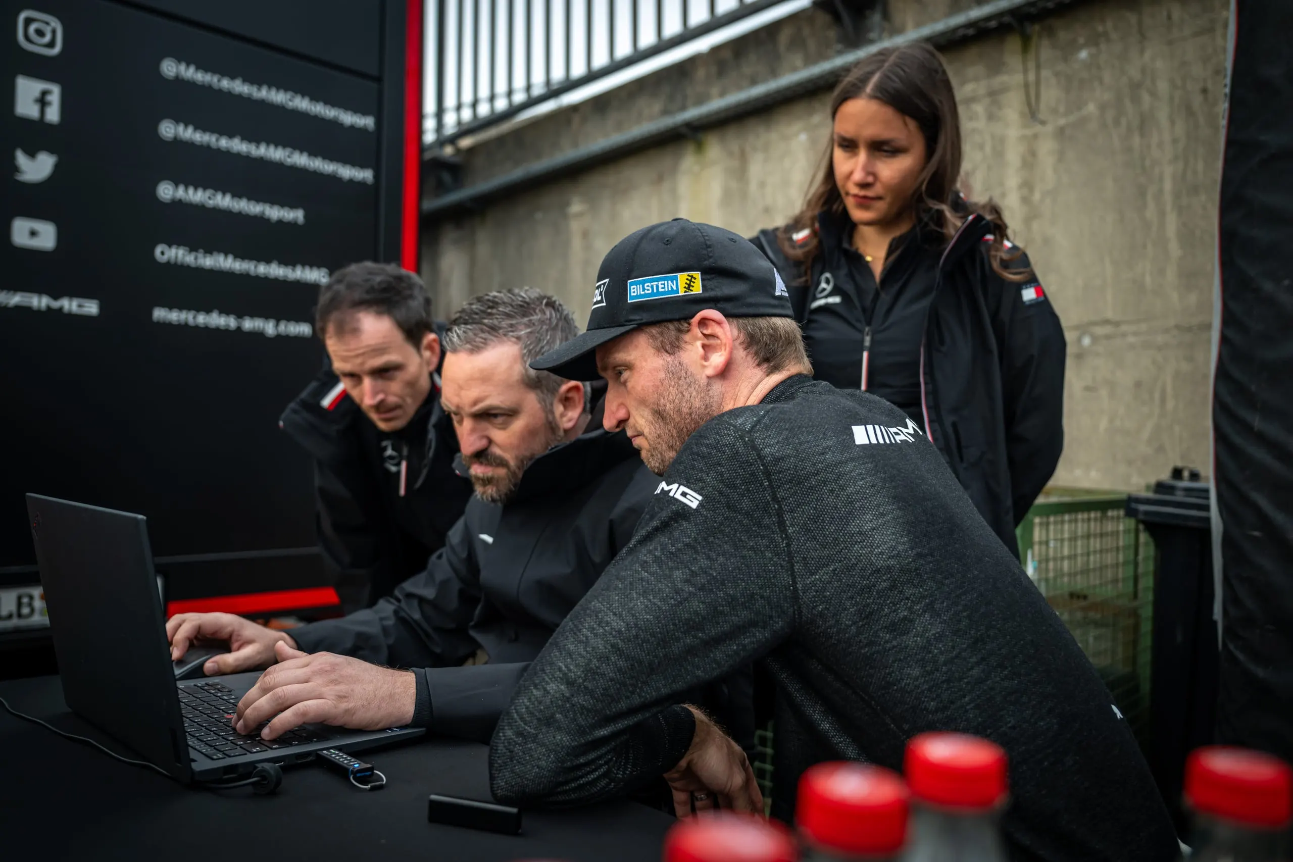 Team und Fahrer werten Daten am Laptop aus