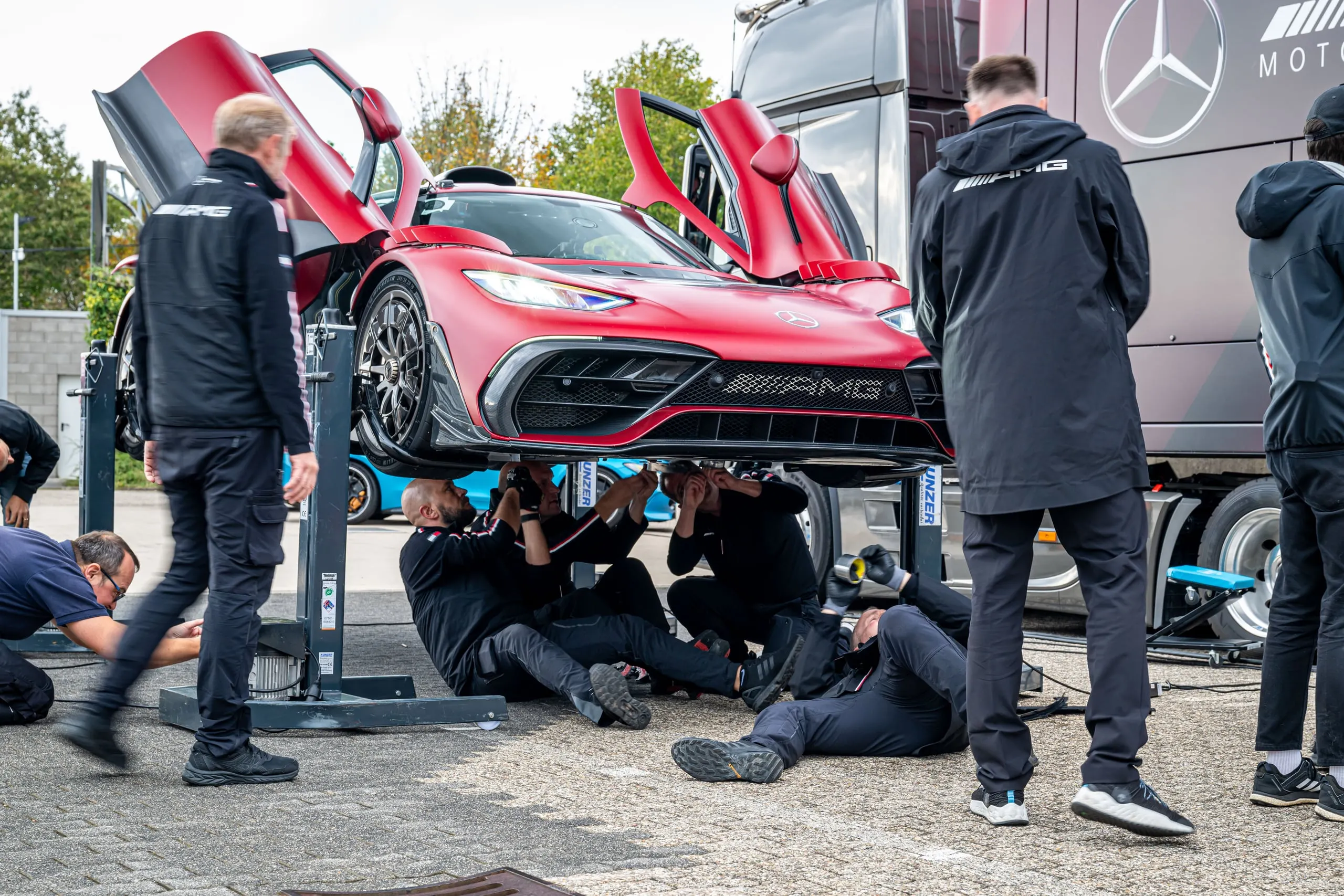 Techniker arbeiten am AMG ONE mit geöffneten Flügeltüren