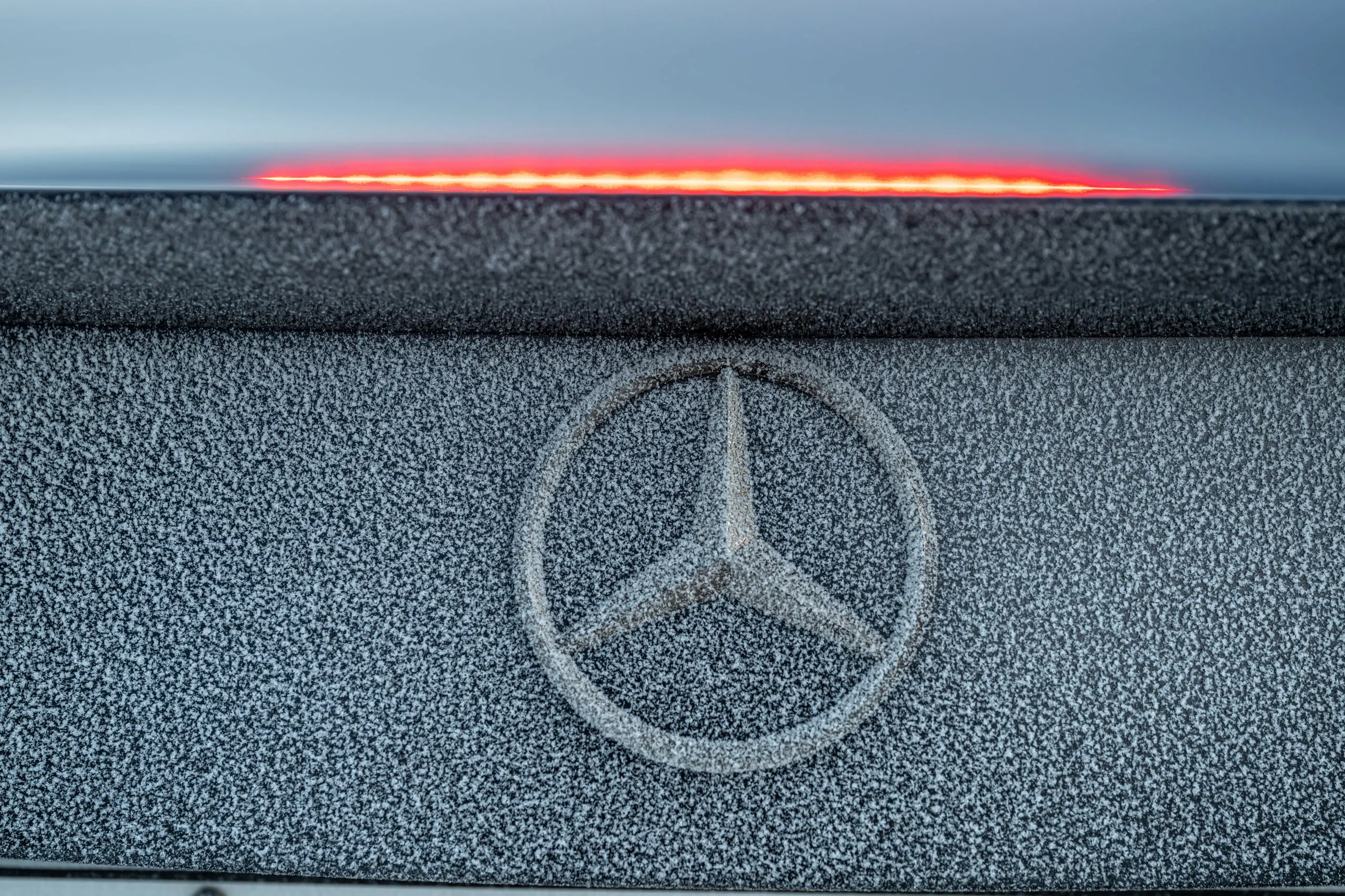 Mercedes-Stern auf vereistem Lack
