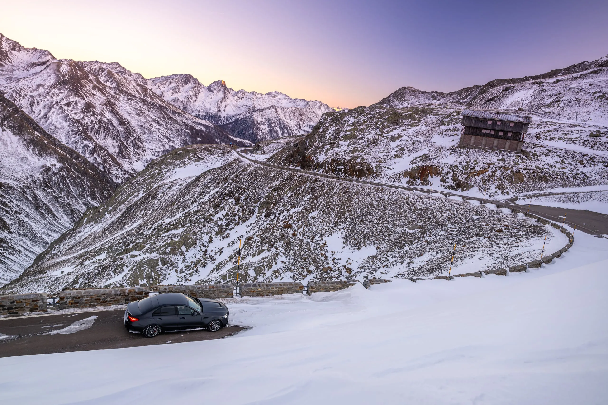 C 63 auf einer verschneiten Passstraße