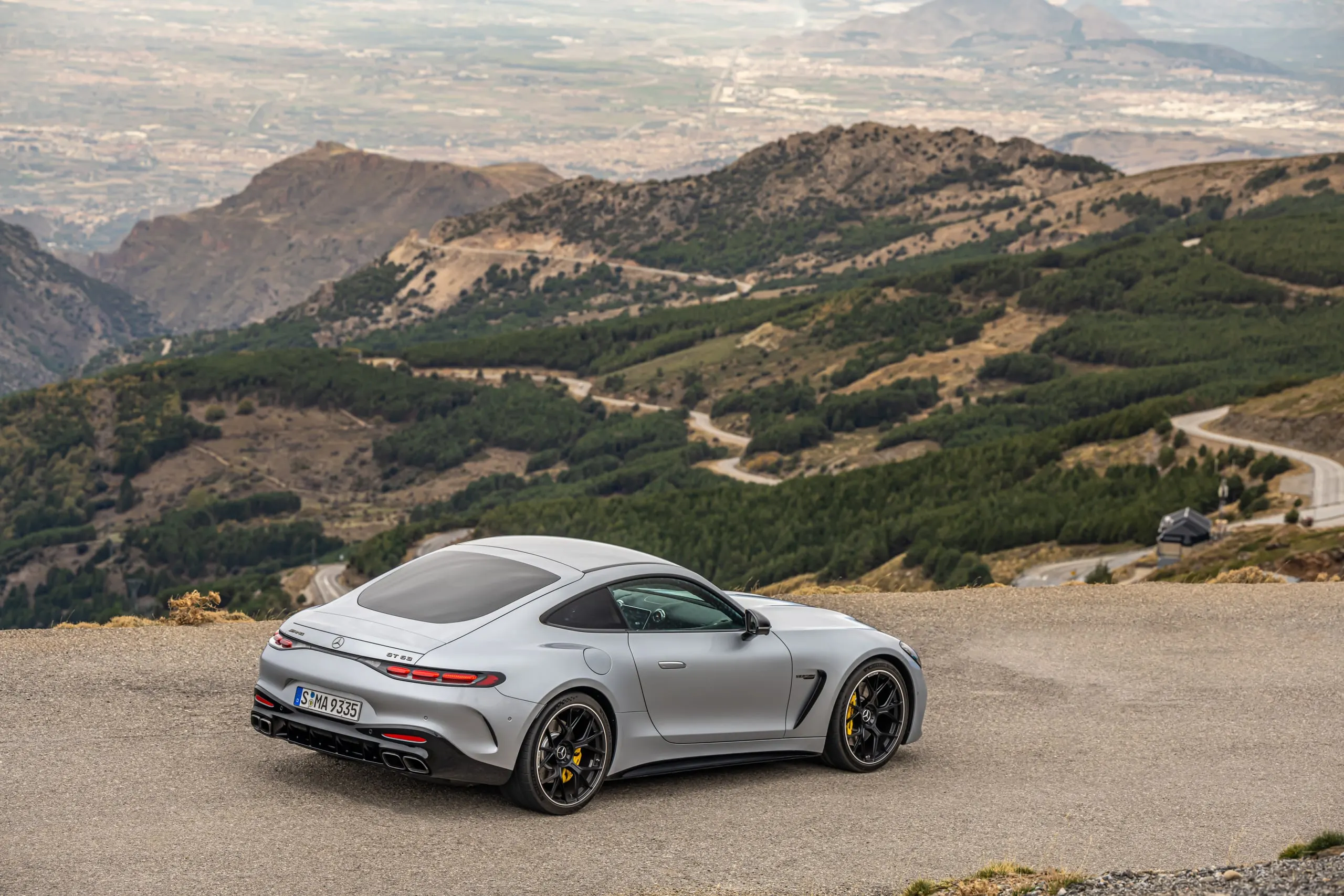 AMG GT auf einem Aussichtspunkt über einem Tal