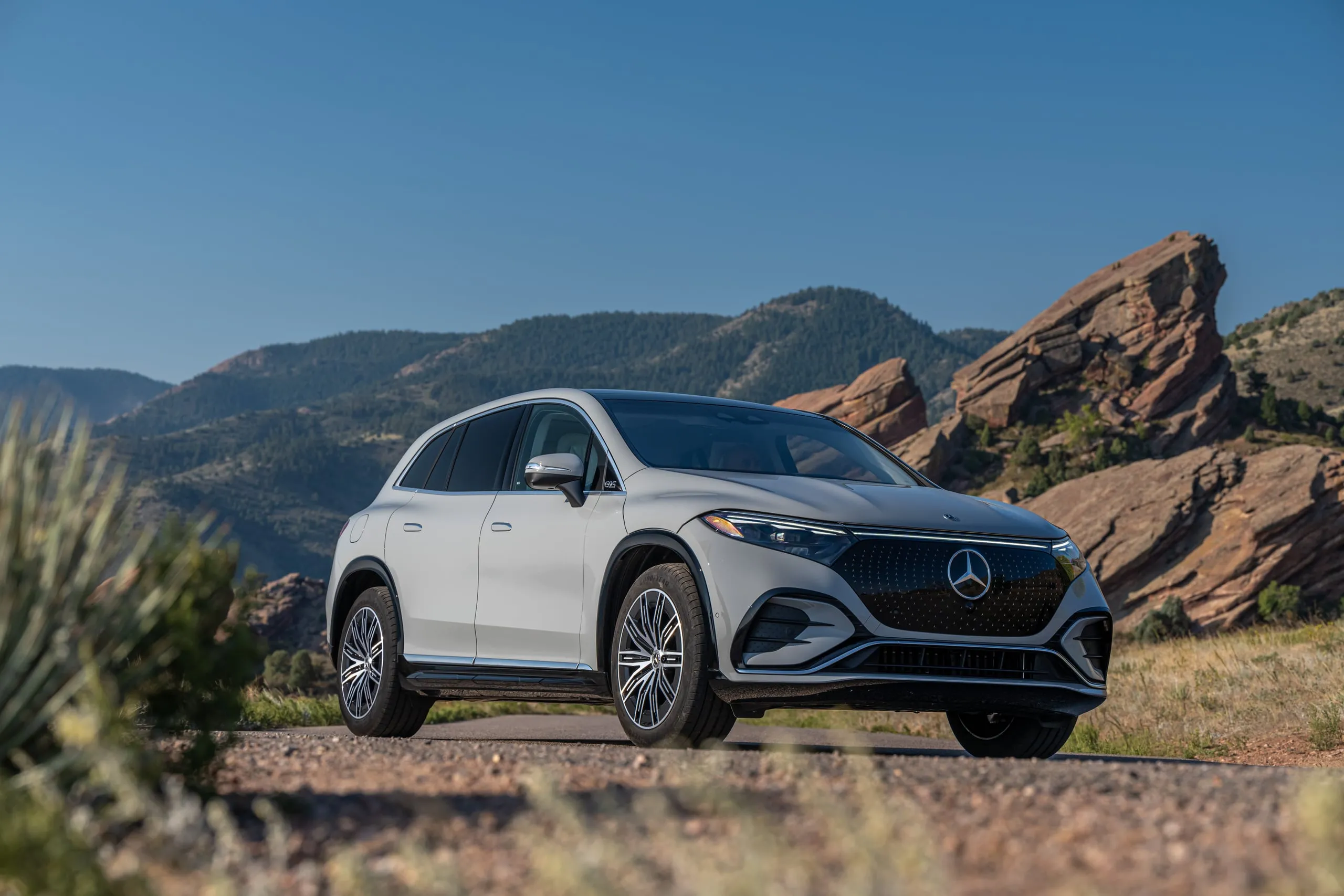 EQS SUV vor roten Felsformationen